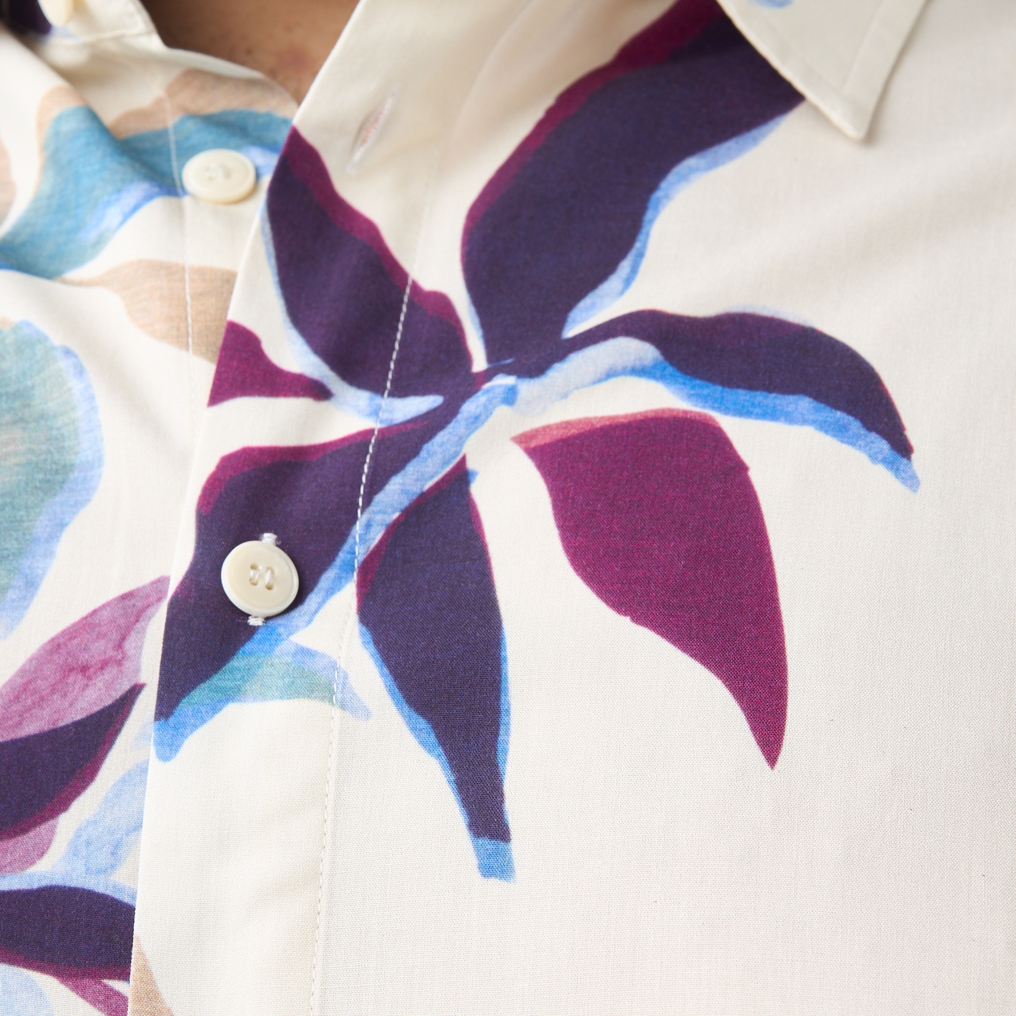 قميص بقصة عادية وطبعات ورق شجر مقاس كبير-men-clothing-shirts-image-5