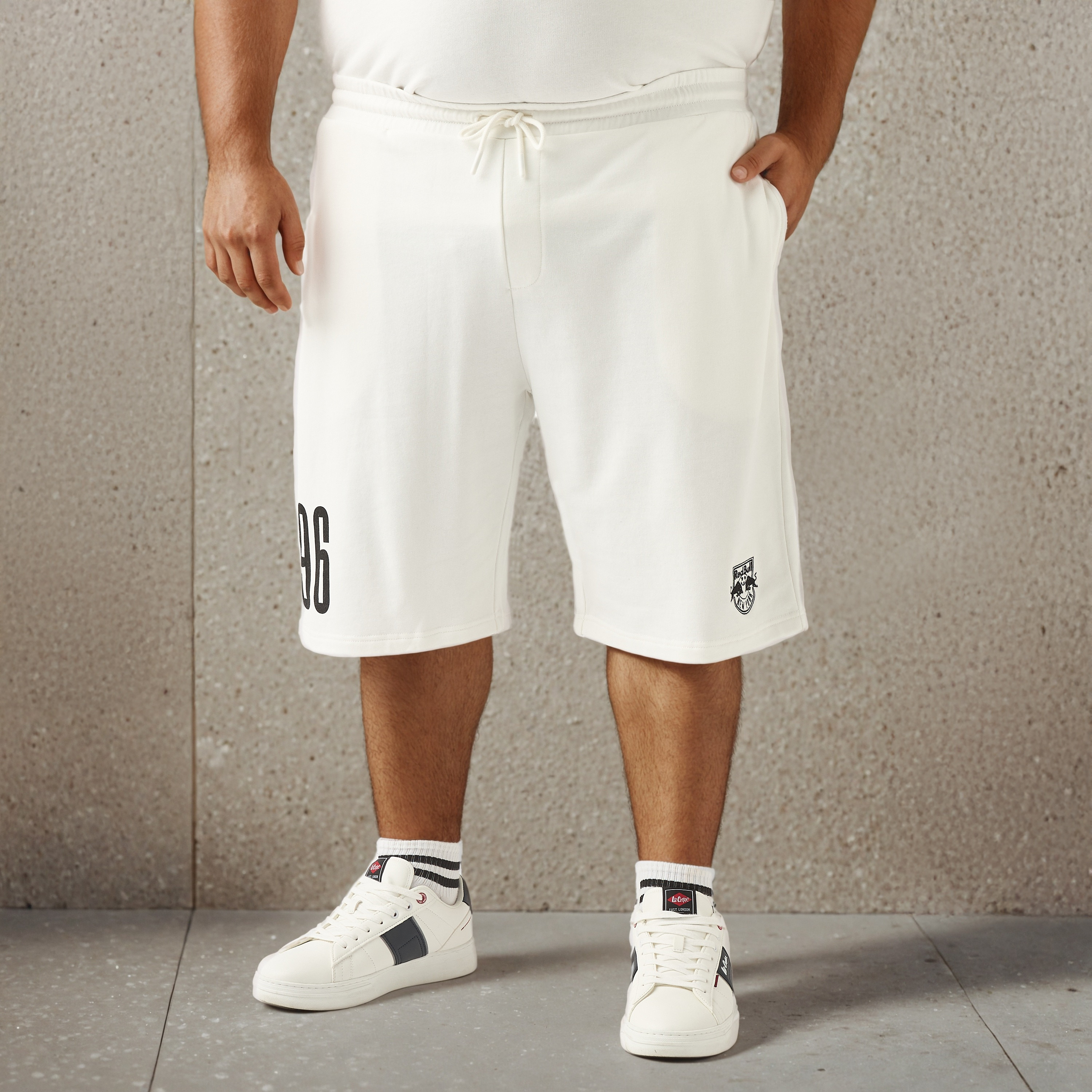 شورت مقاس كبير بتطريز شعار-men-clothing-bottoms-shorts-image-1