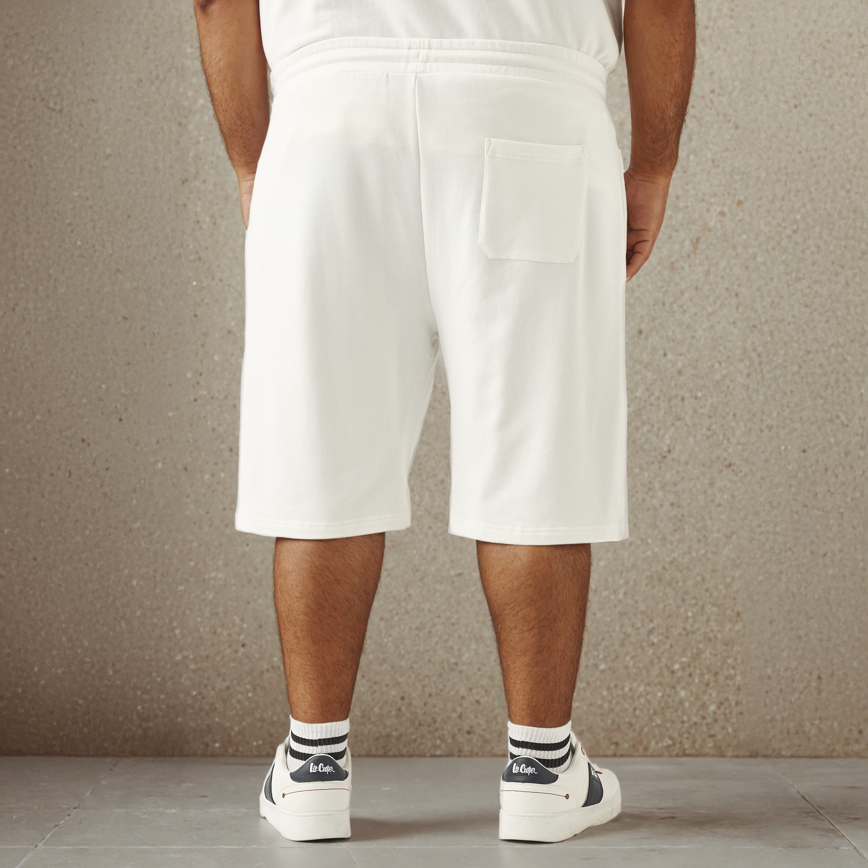 شورت مقاس كبير بتطريز شعار-men-clothing-bottoms-shorts-image-3