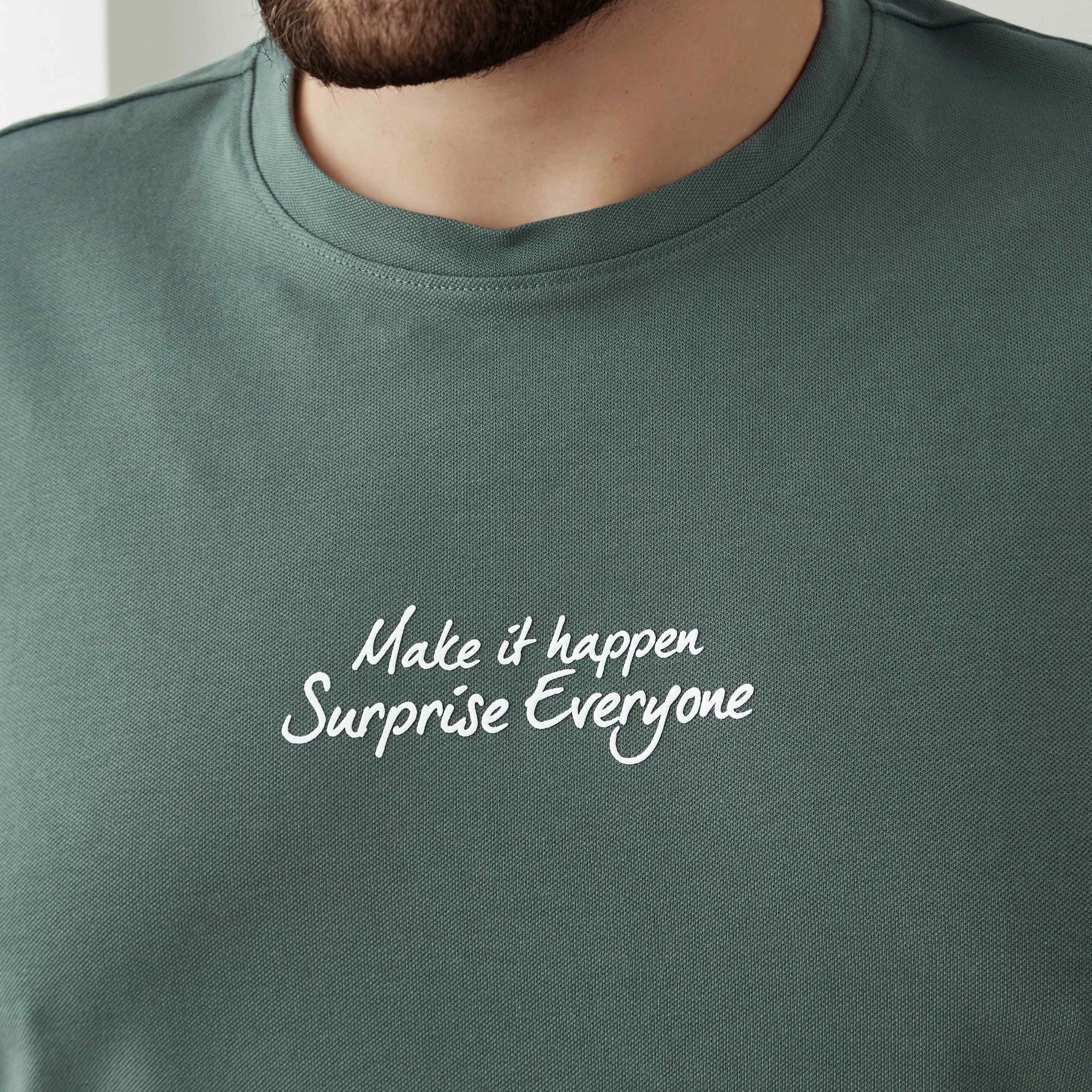 تيشيرت بقصة عادية وياقة مستديرة وأكمام قصيرة بطبعات شعارات للرجال-men-clothing-tshirtsandpolos-tshirts-image-9