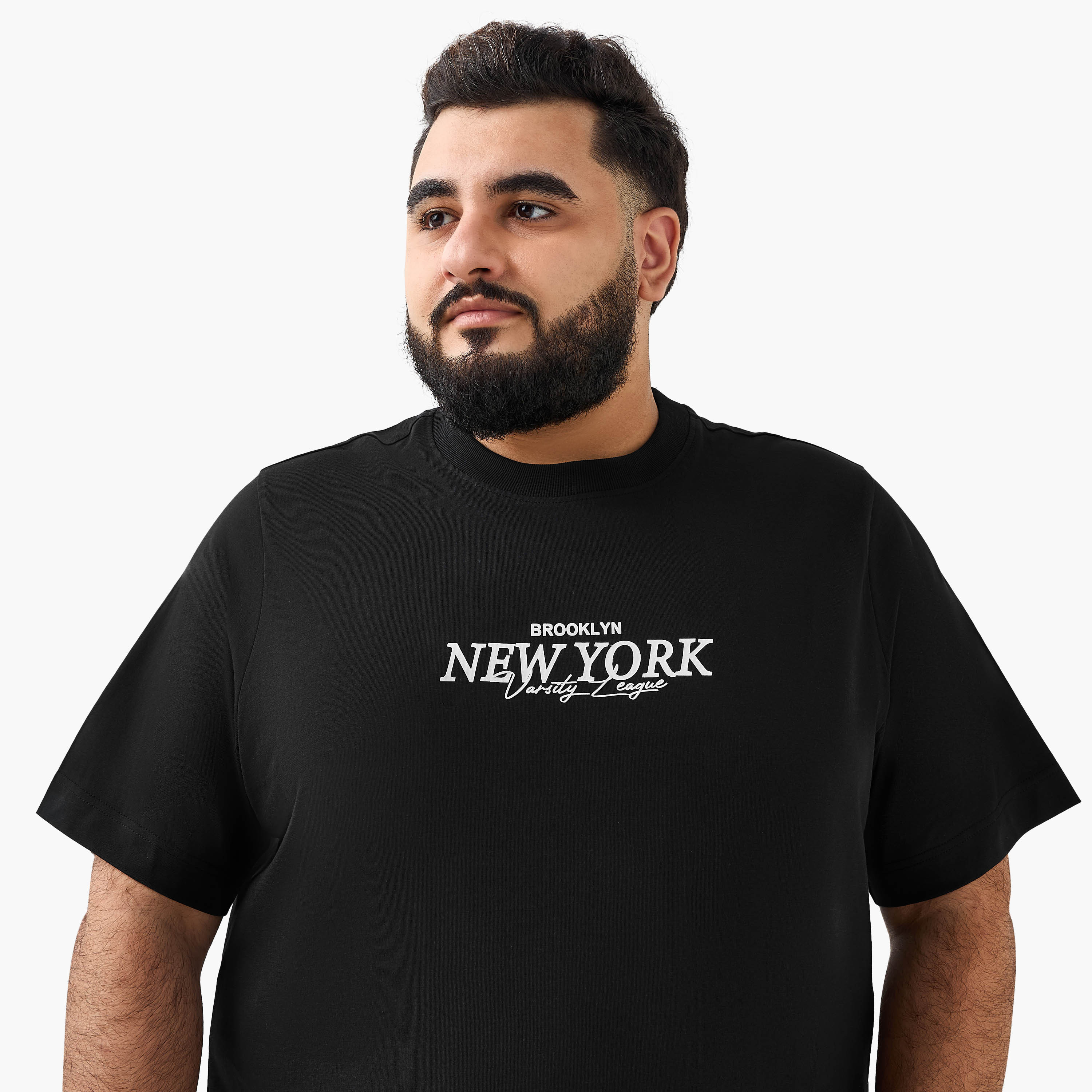 تيشيرت بقصة عادية وياقة ضيقة وأكمام قصيرة وطبعات للرجال-men-clothing-tshirtsandpolos-tshirts-image-4