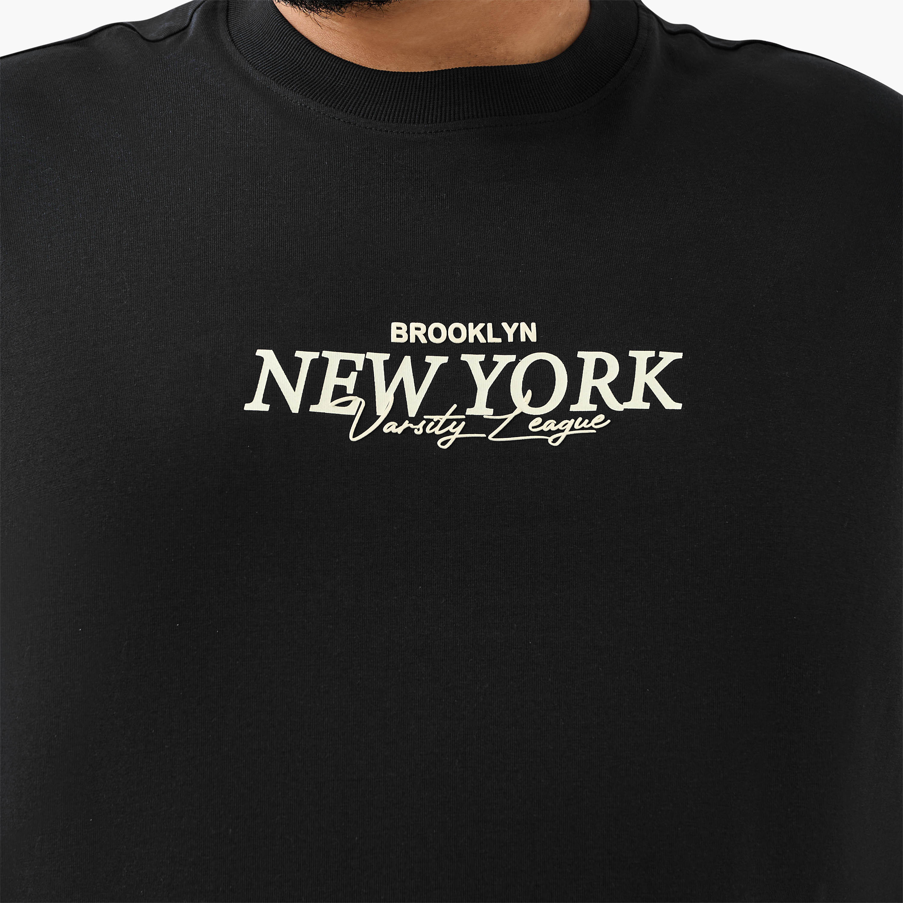 تيشيرت بقصة عادية وياقة ضيقة وأكمام قصيرة وطبعات للرجال-men-clothing-tshirtsandpolos-tshirts-image-5