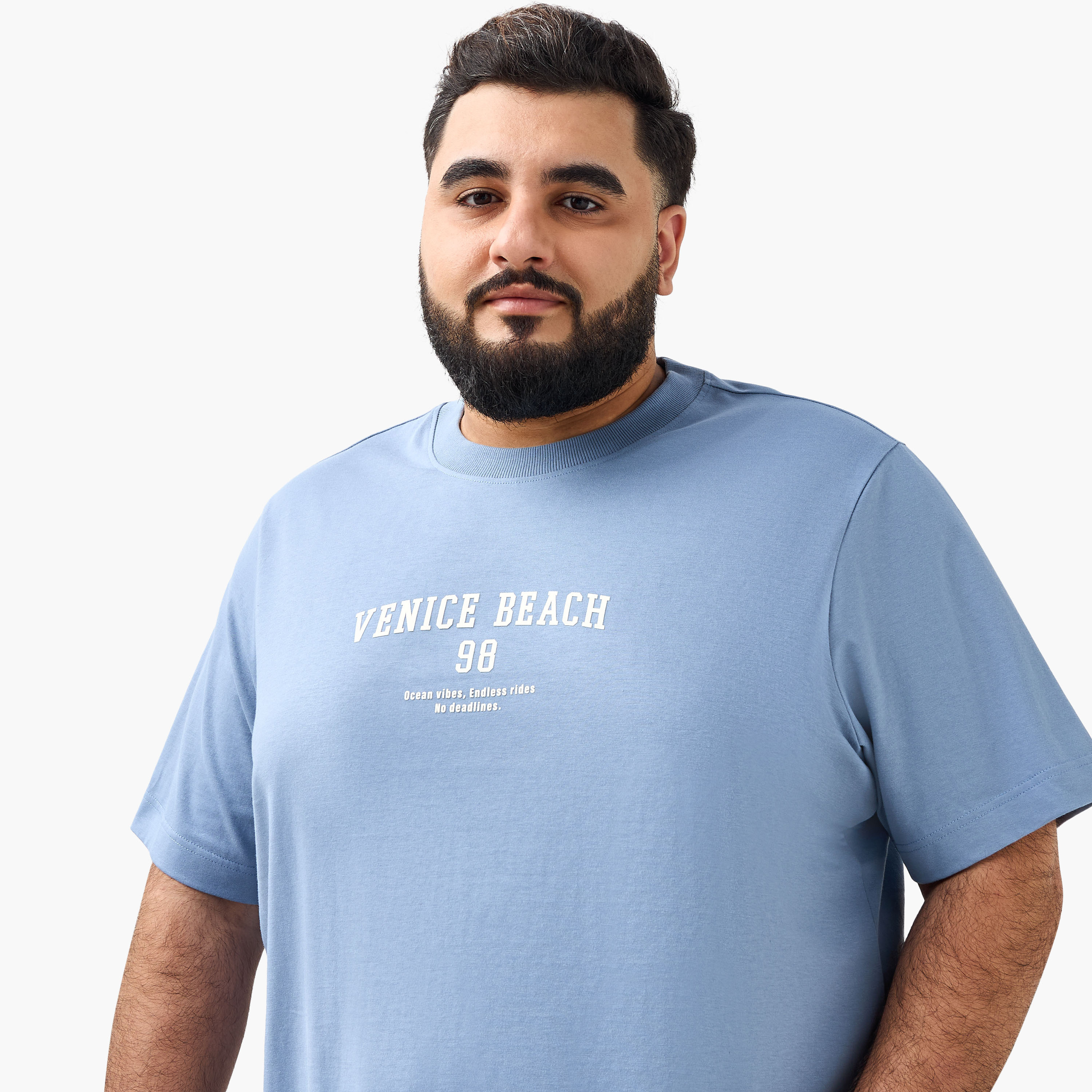 تيشيرت رجالي بطبعات شعار وقصة عادية وياقة ضيقة وأكمام قصيرة-men-clothing-tshirtsandpolos-tshirts-image-5