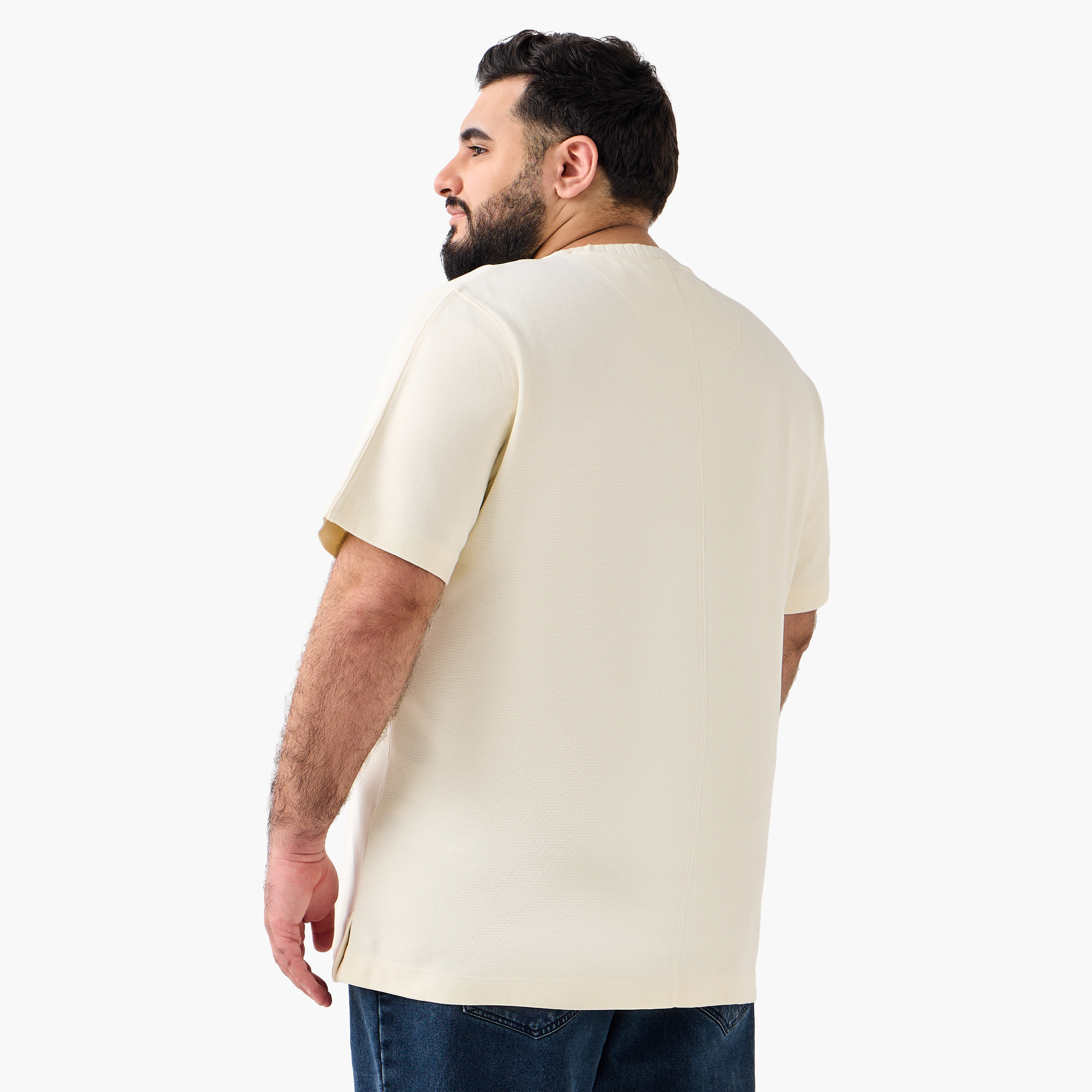 تيشيرت رجالي منقوش بياقة ضيقة وأكمام قصيرة-men-clothing-tshirtsandpolos-tshirts-image-4