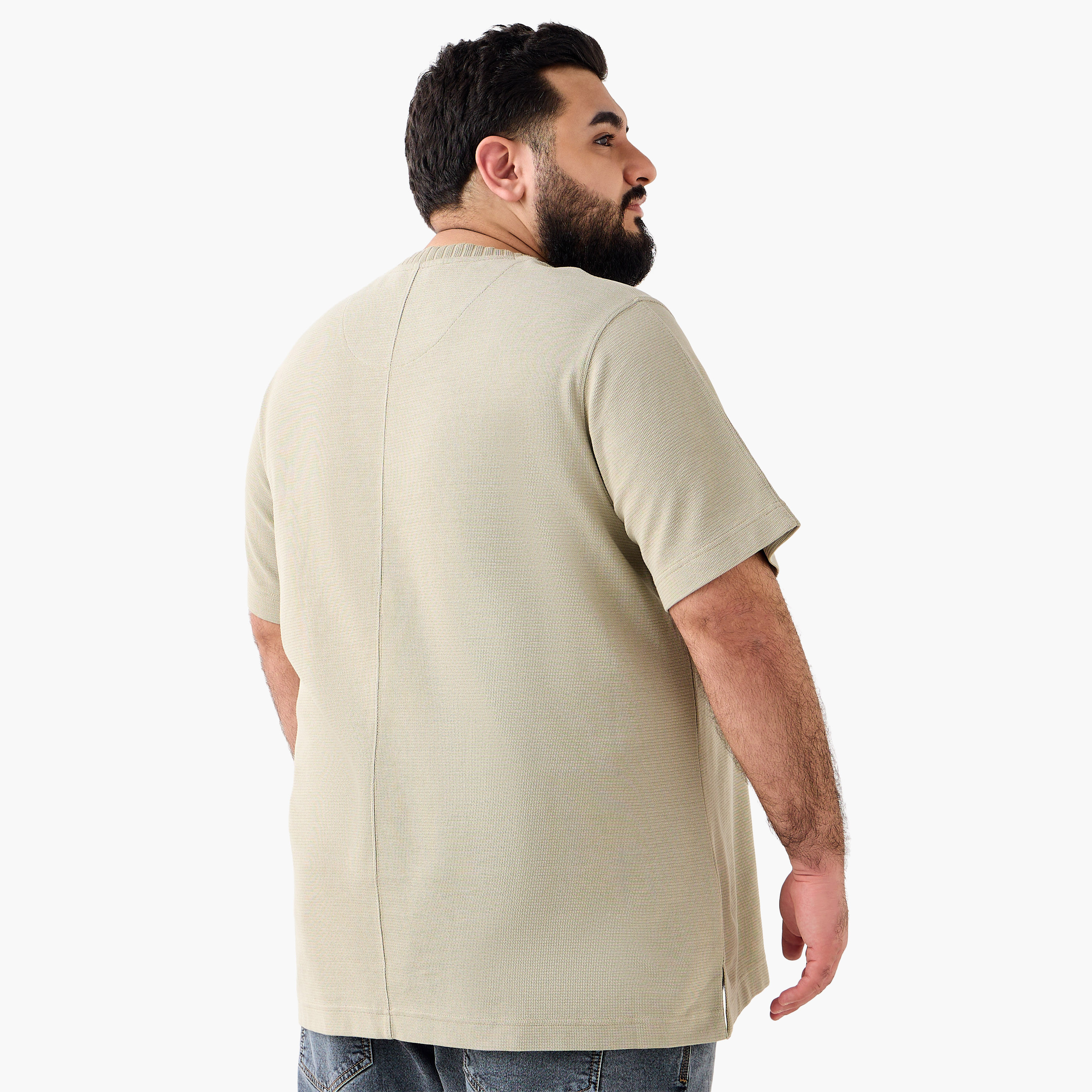 تيشيرت رجالي يتطريز شعار وقصة عادية وأكمام قصيرة وياقة ضيقة-men-clothing-tshirtsandpolos-tshirts-image-4