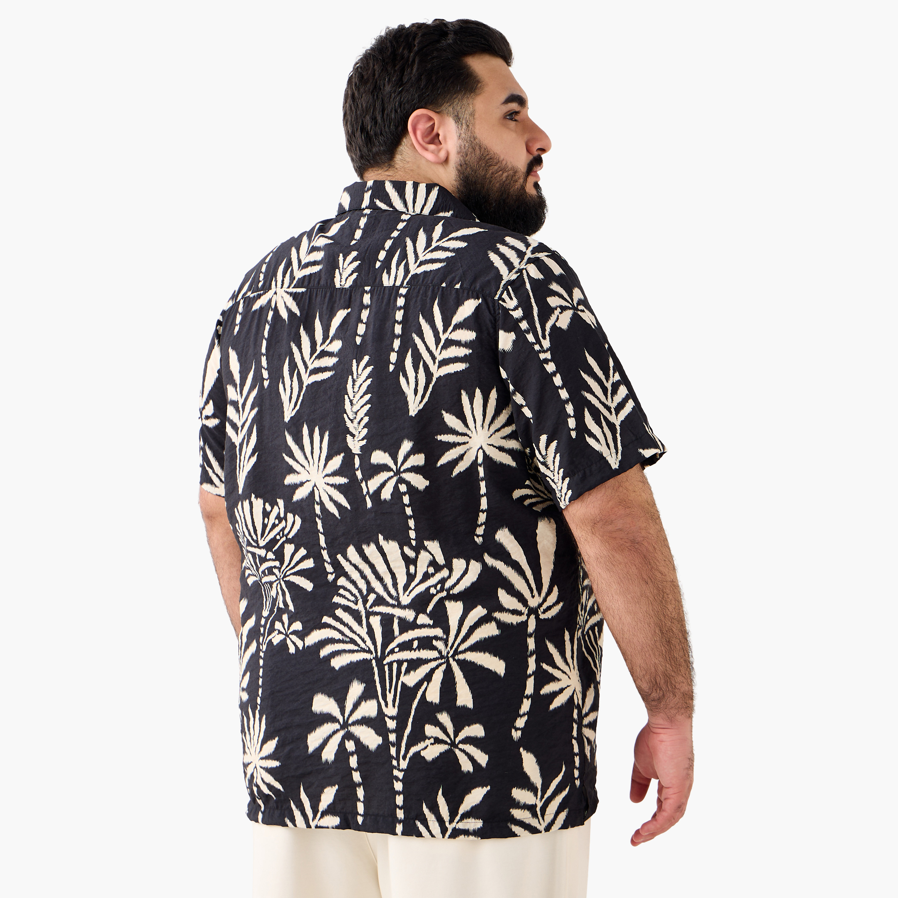 قميص رجالي بطبعات وياقة كامب وأكمام قصيرة-men-clothing-shirts-image-5