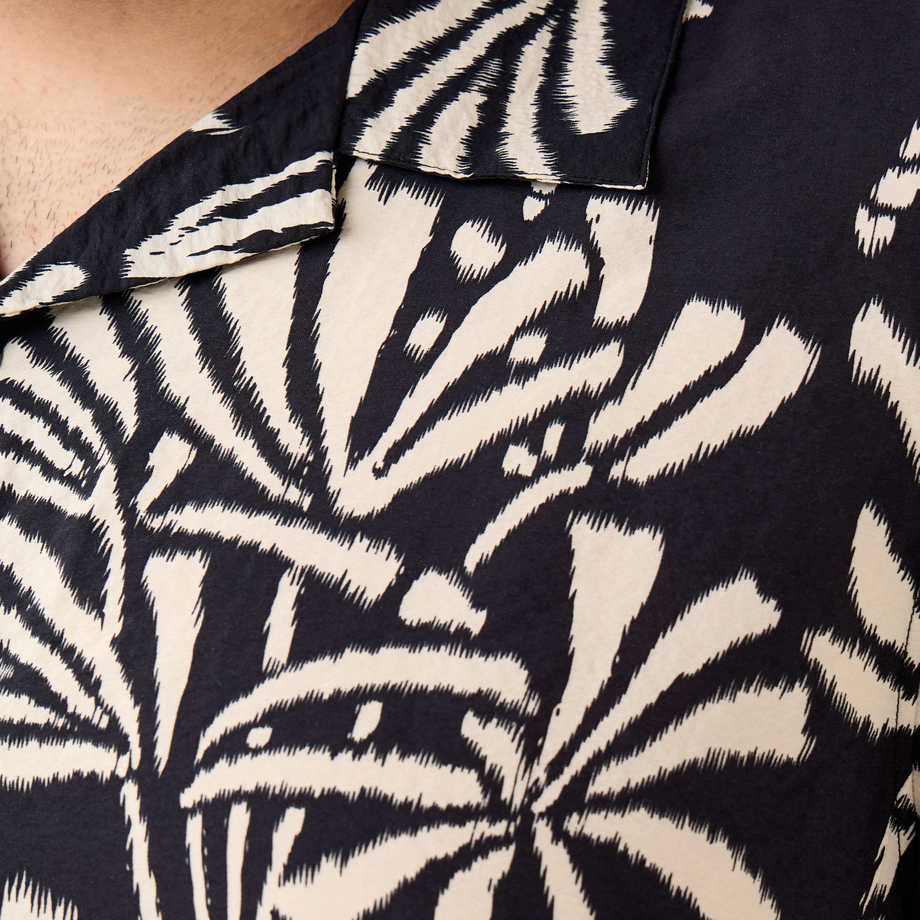 قميص رجالي بطبعات وياقة كامب وأكمام قصيرة-men-clothing-shirts-image-7