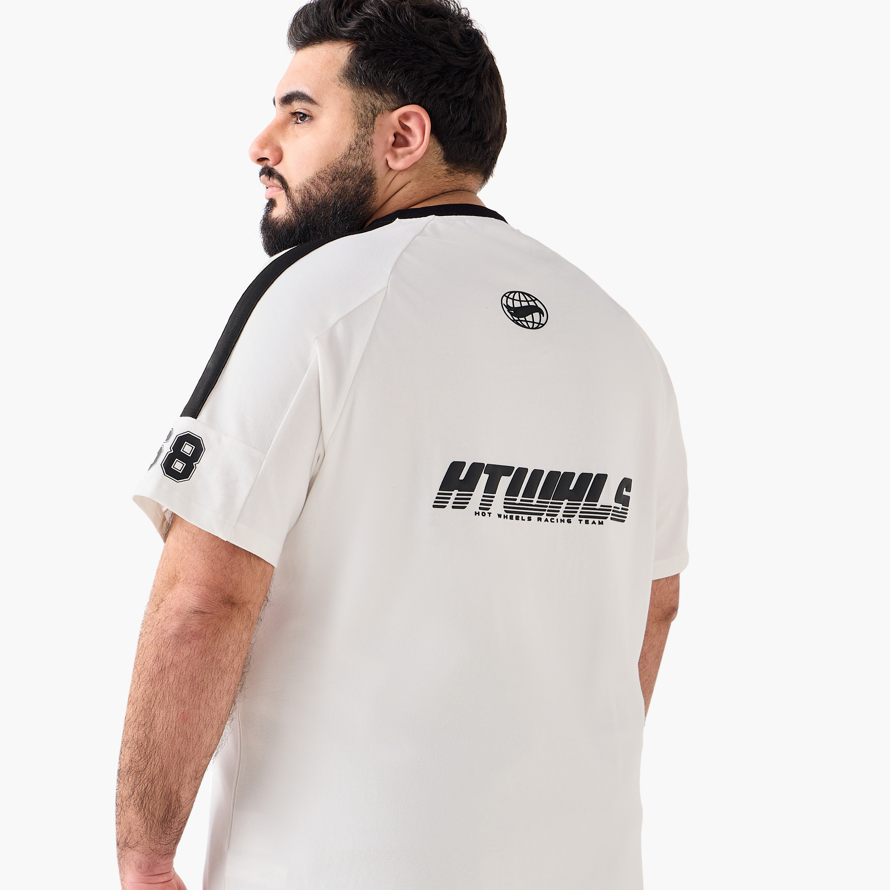 تيشيرت بقصة عادية وياقة V وأكمام قصيرة وطبعات للرجال-men-clothing-tshirtsandpolos-tshirts-image-4
