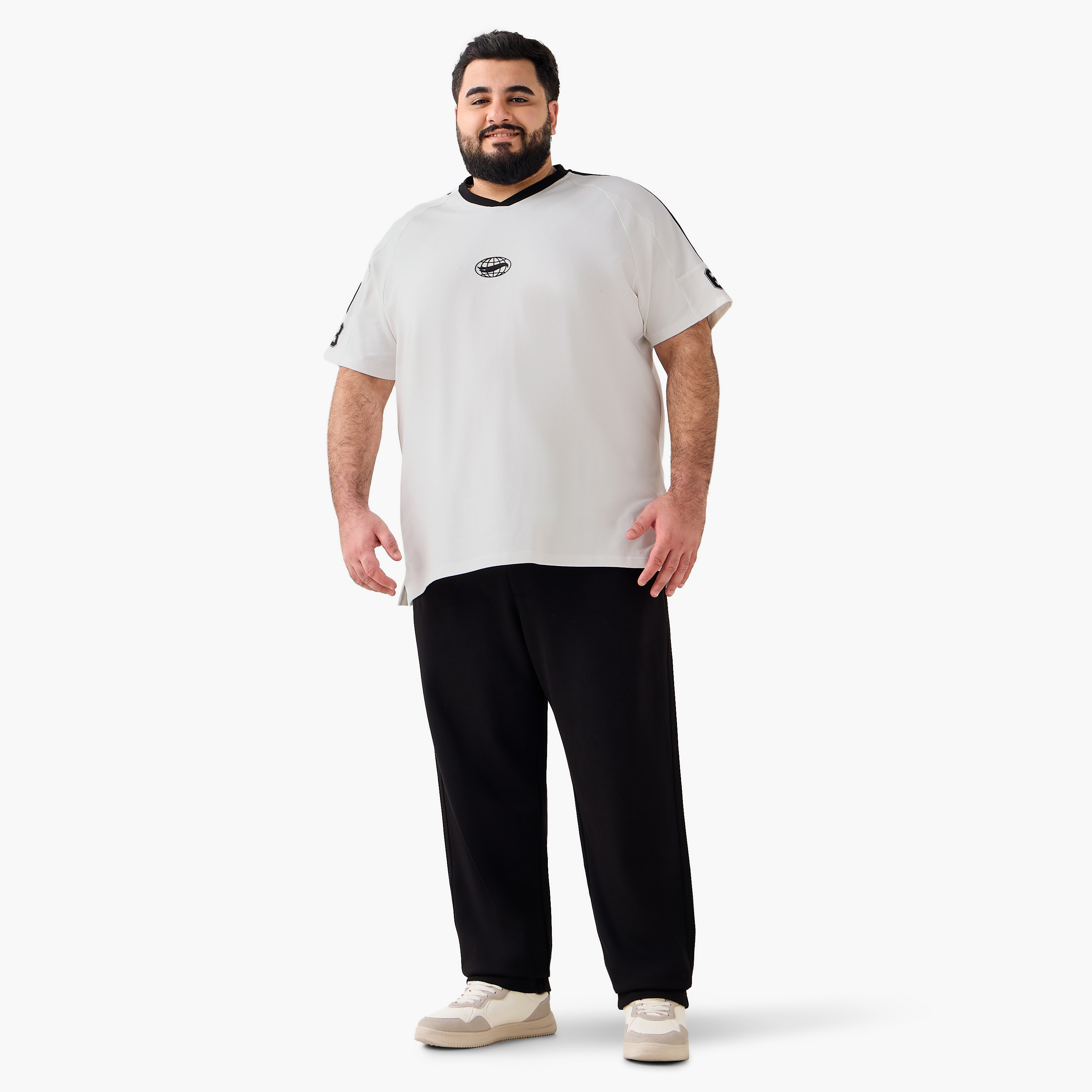 تيشيرت بقصة عادية وياقة V وأكمام قصيرة وطبعات للرجال-men-clothing-tshirtsandpolos-tshirts-image-3