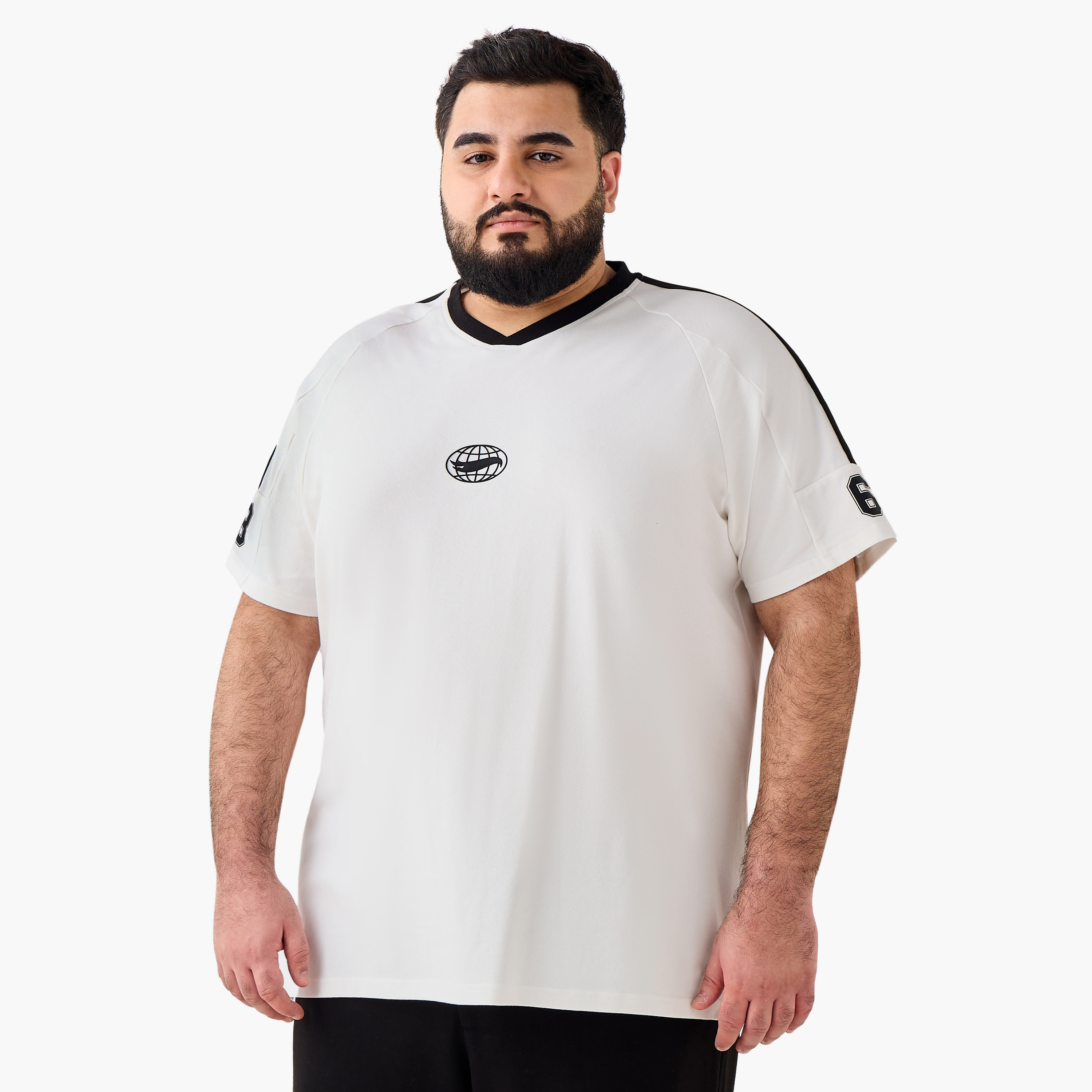 تيشيرت بقصة عادية وياقة V وأكمام قصيرة وطبعات للرجال-men-clothing-tshirtsandpolos-tshirts-image-2