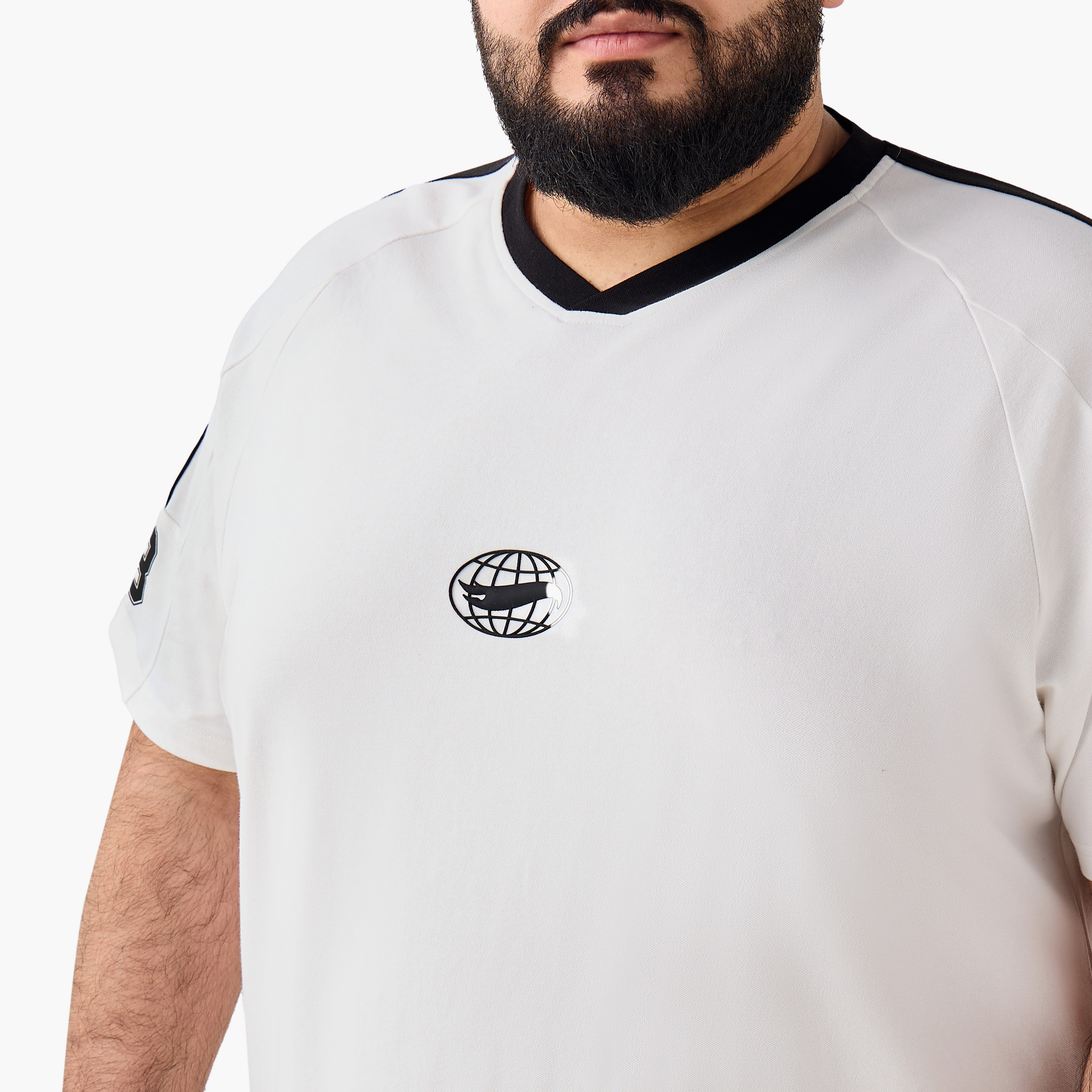 تيشيرت بقصة عادية وياقة V وأكمام قصيرة وطبعات للرجال-men-clothing-tshirtsandpolos-tshirts-image-5
