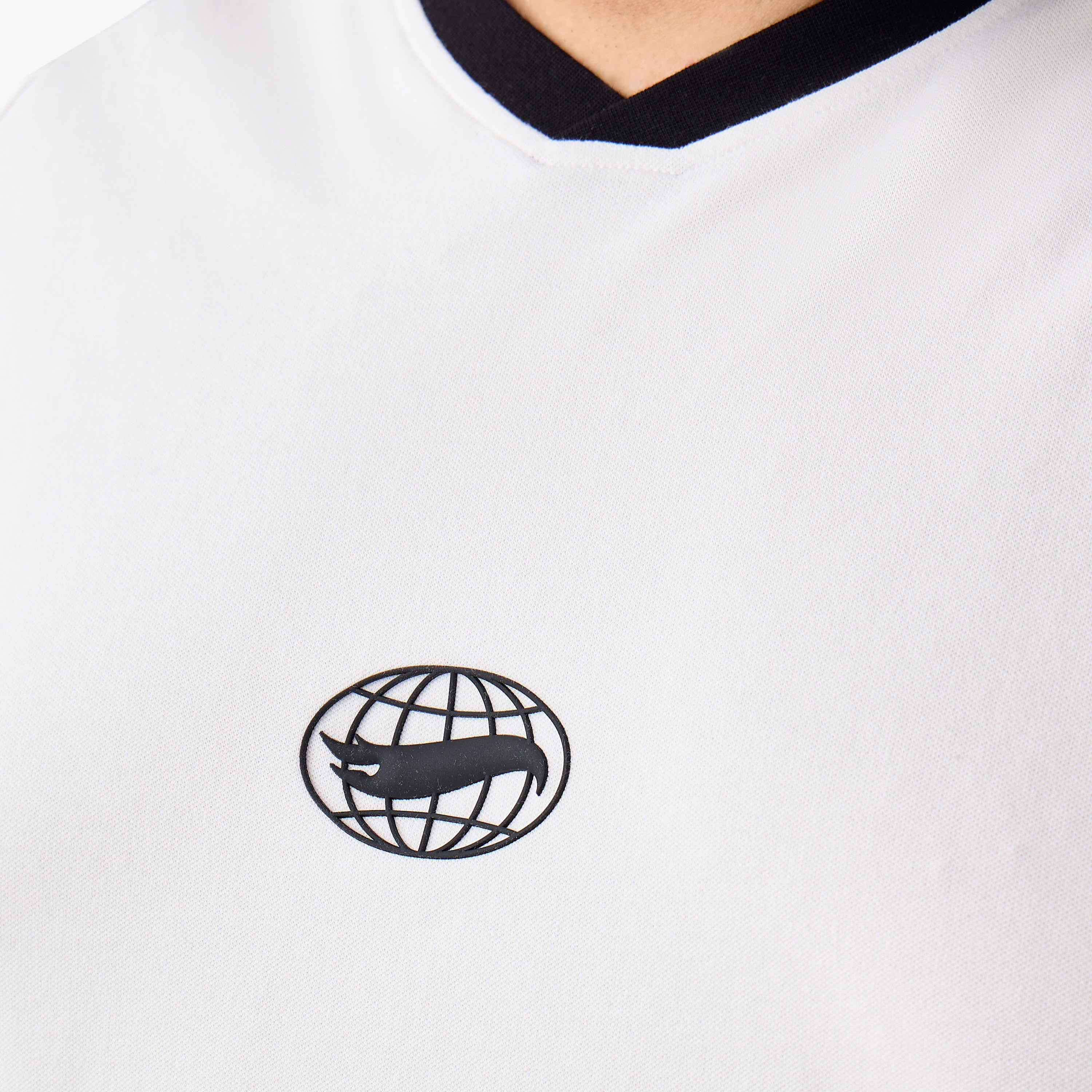 تيشيرت بقصة عادية وياقة V وأكمام قصيرة وطبعات للرجال-men-clothing-tshirtsandpolos-tshirts-image-6
