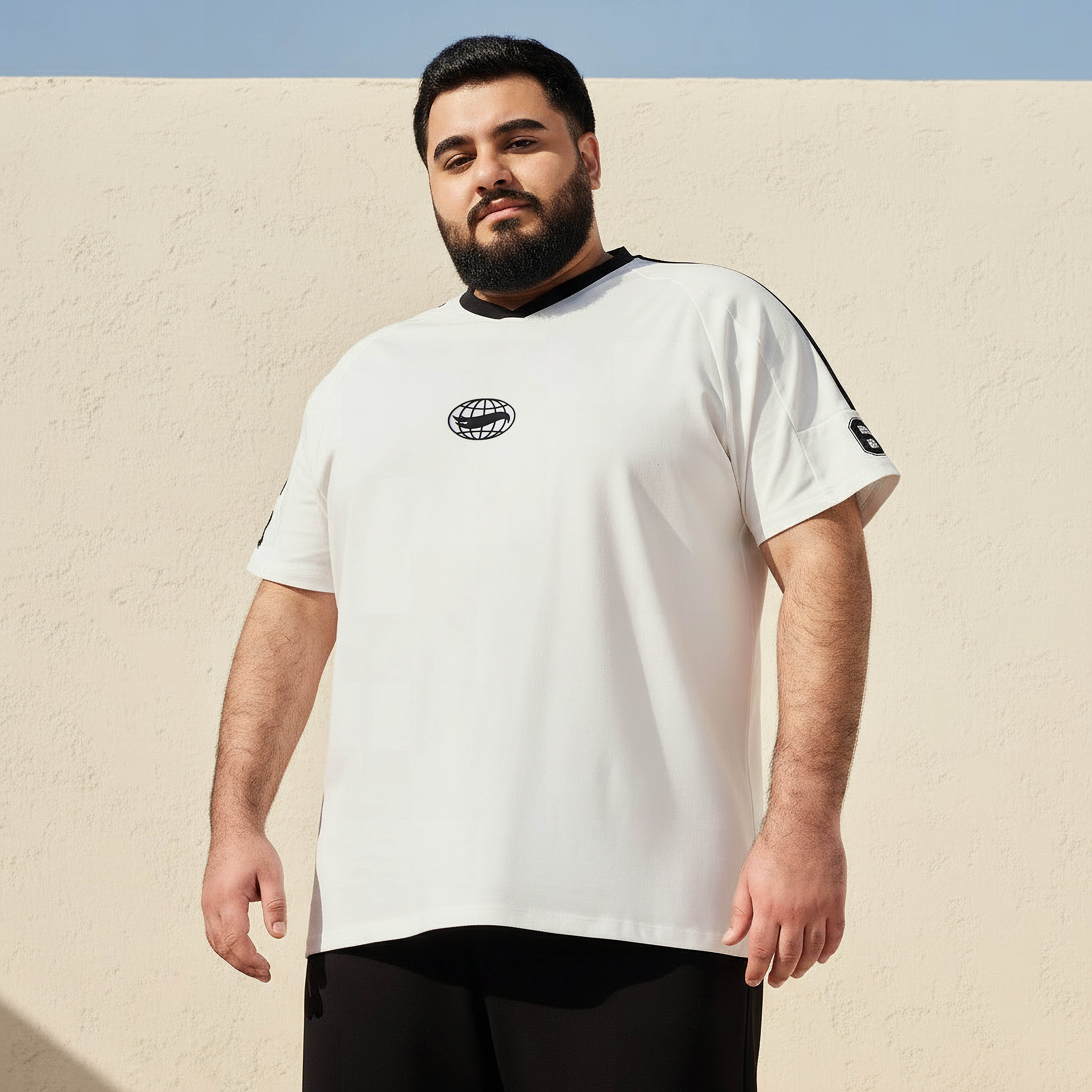 تيشيرت بقصة عادية وياقة V وأكمام قصيرة وطبعات للرجال-men-clothing-tshirtsandpolos-tshirts-image-1
