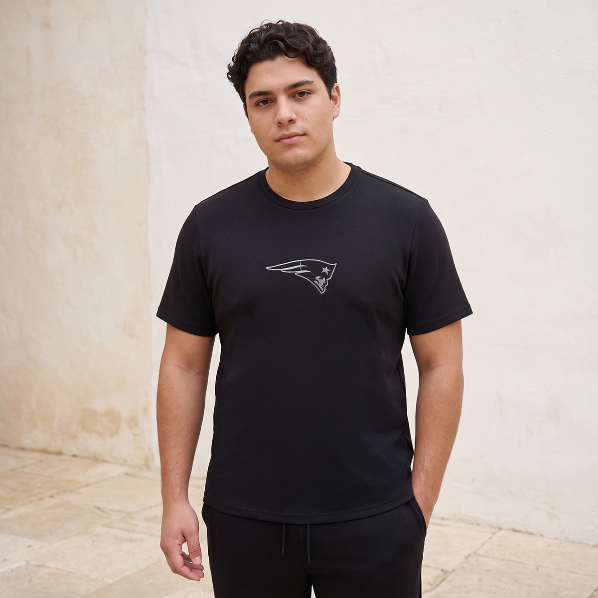 تيشيرت مقاس كبير بياقة ضيقة وأكمام قصيرة نيو إنجلاند باتريوتس من سبلاش ماكسيم-men-clothing-tshirtsandpolos-tshirts-image-1