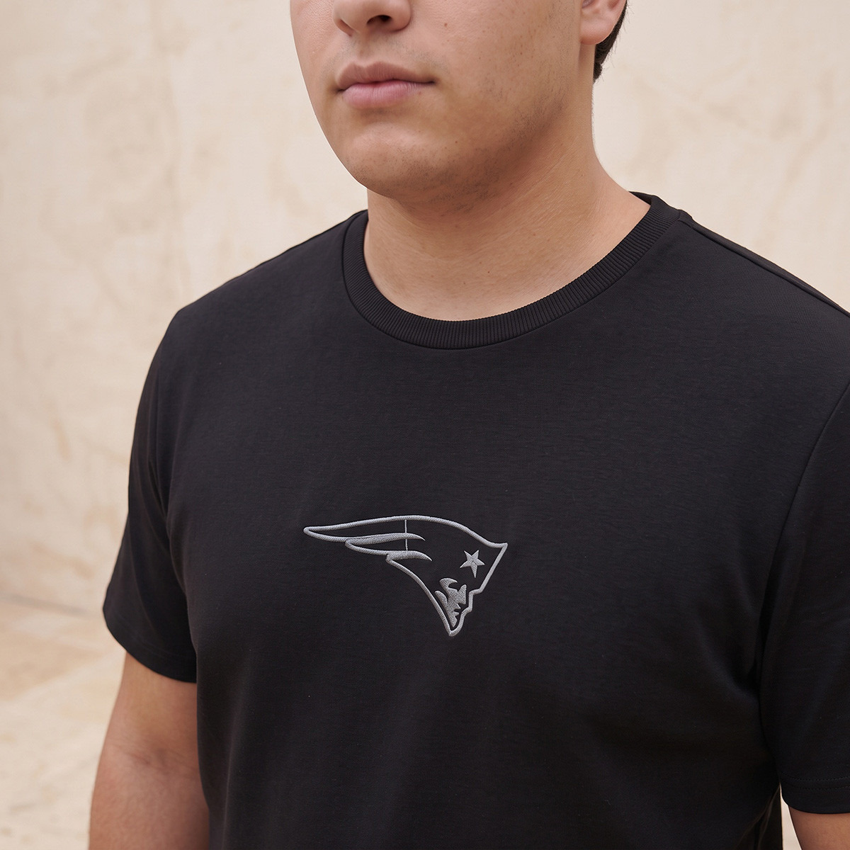 تيشيرت مقاس كبير بياقة ضيقة وأكمام قصيرة نيو إنجلاند باتريوتس من سبلاش ماكسيم-men-clothing-tshirtsandpolos-tshirts-image-4