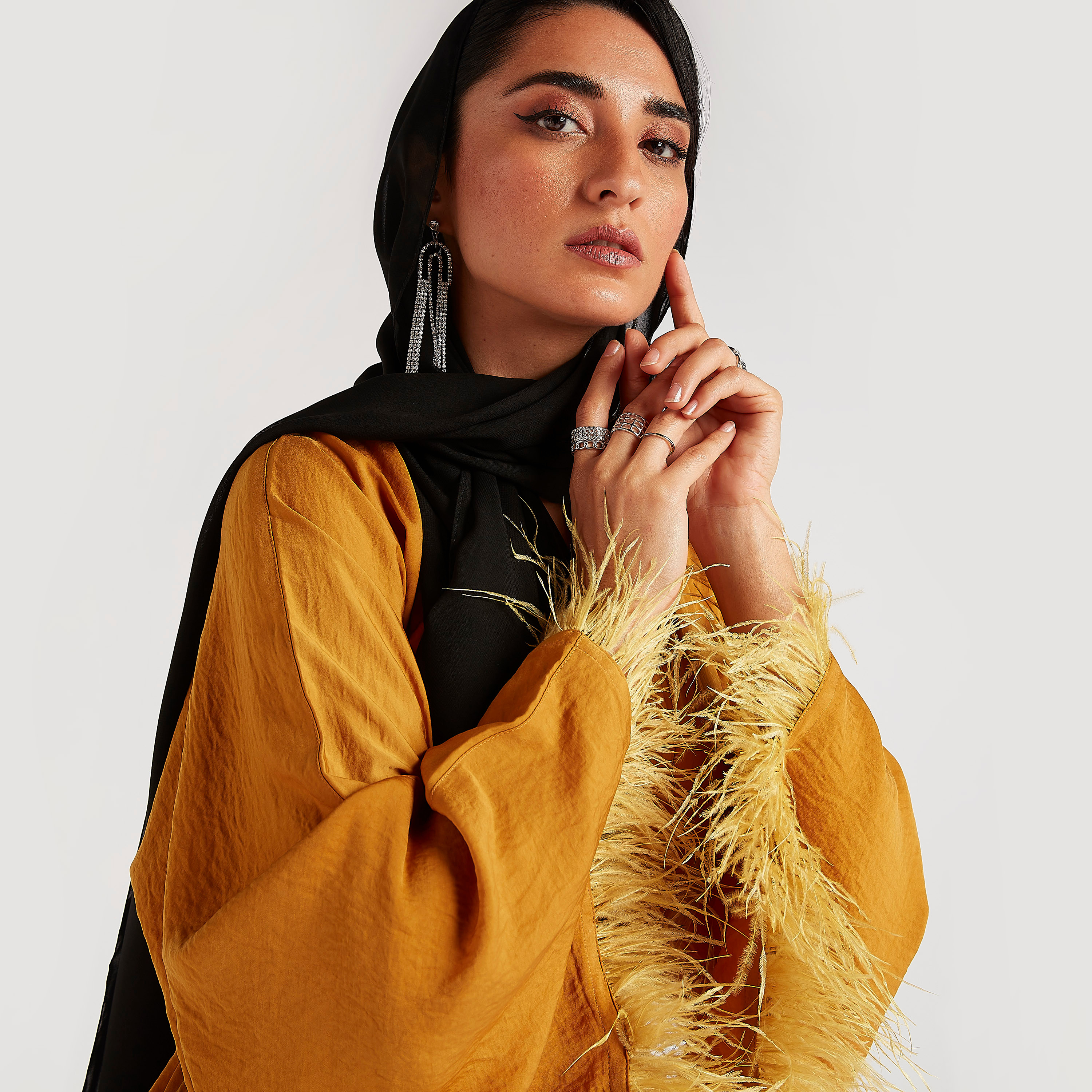 عباية سادة بياقة V وأكمام طويلة مع شراشيب-women-arabicclothing-abayas-image-2