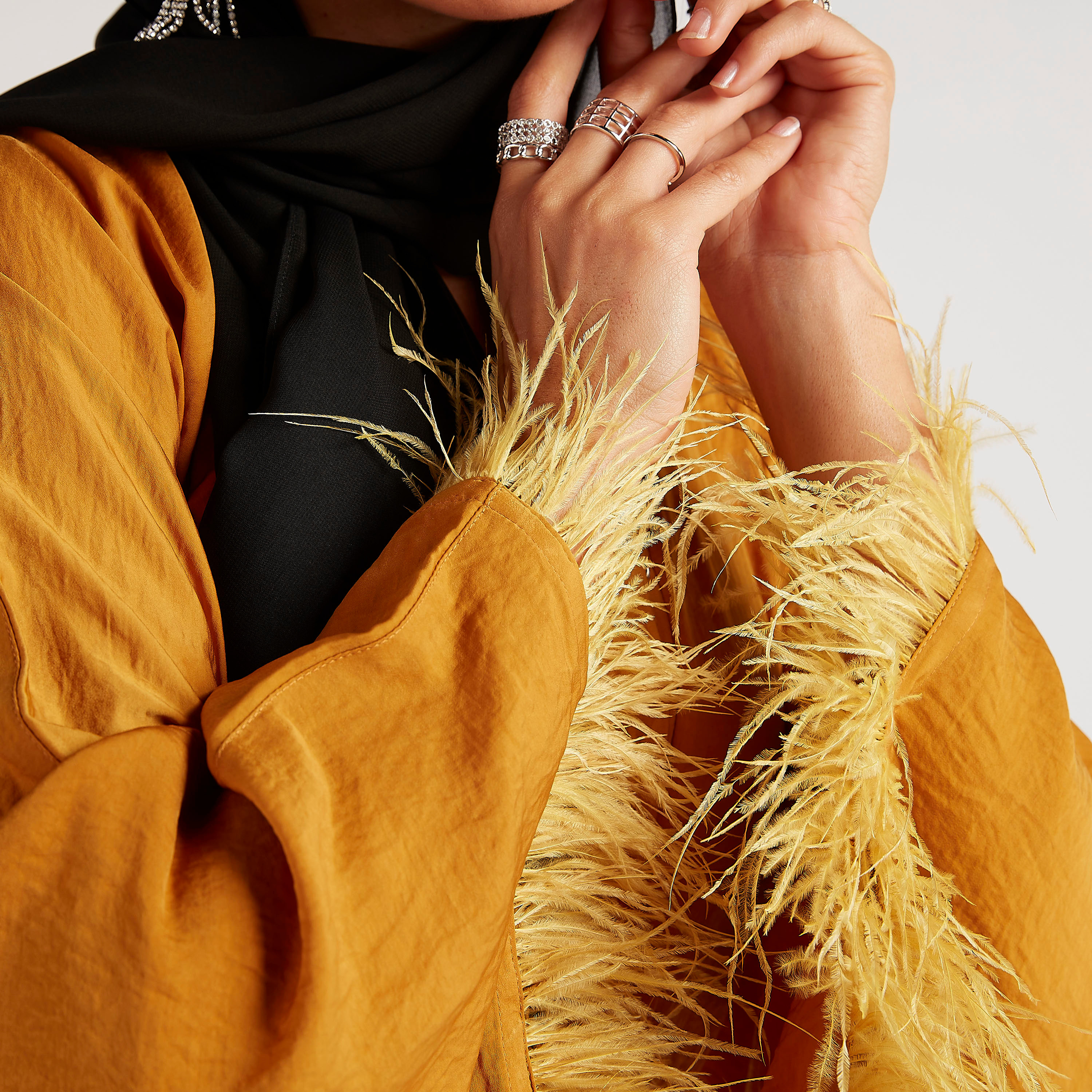 عباية سادة بياقة V وأكمام طويلة مع شراشيب-women-arabicclothing-abayas-image-5