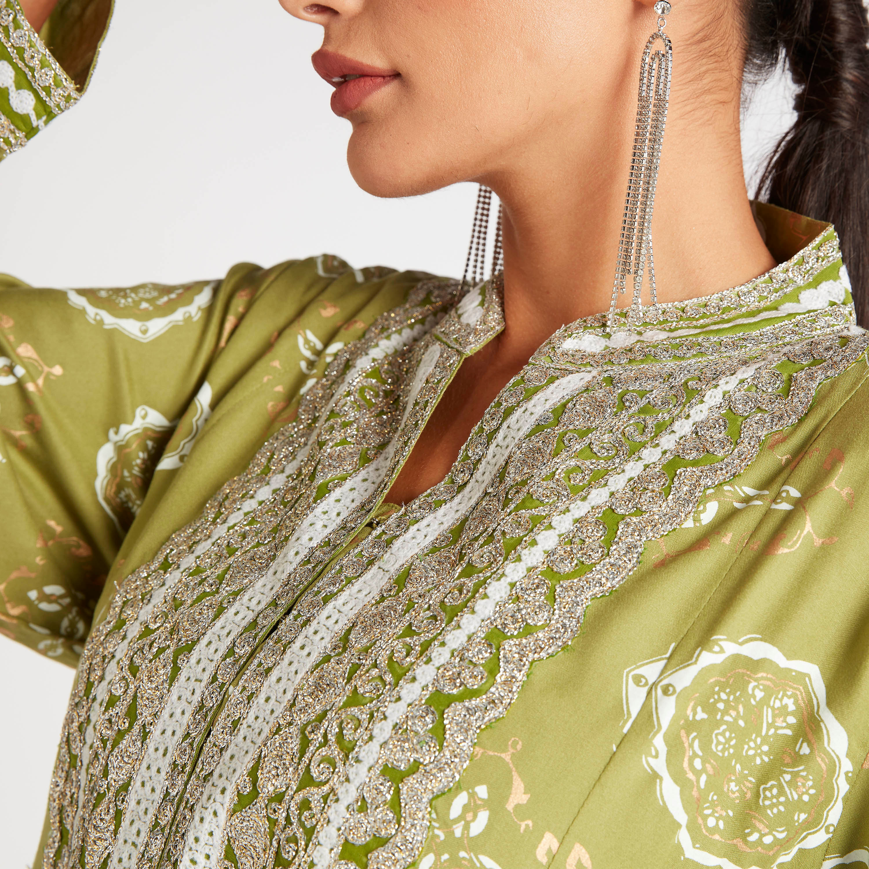 جلابية منقوشة بياقة مطرزة-women-arabicclothing-abayas-image-3