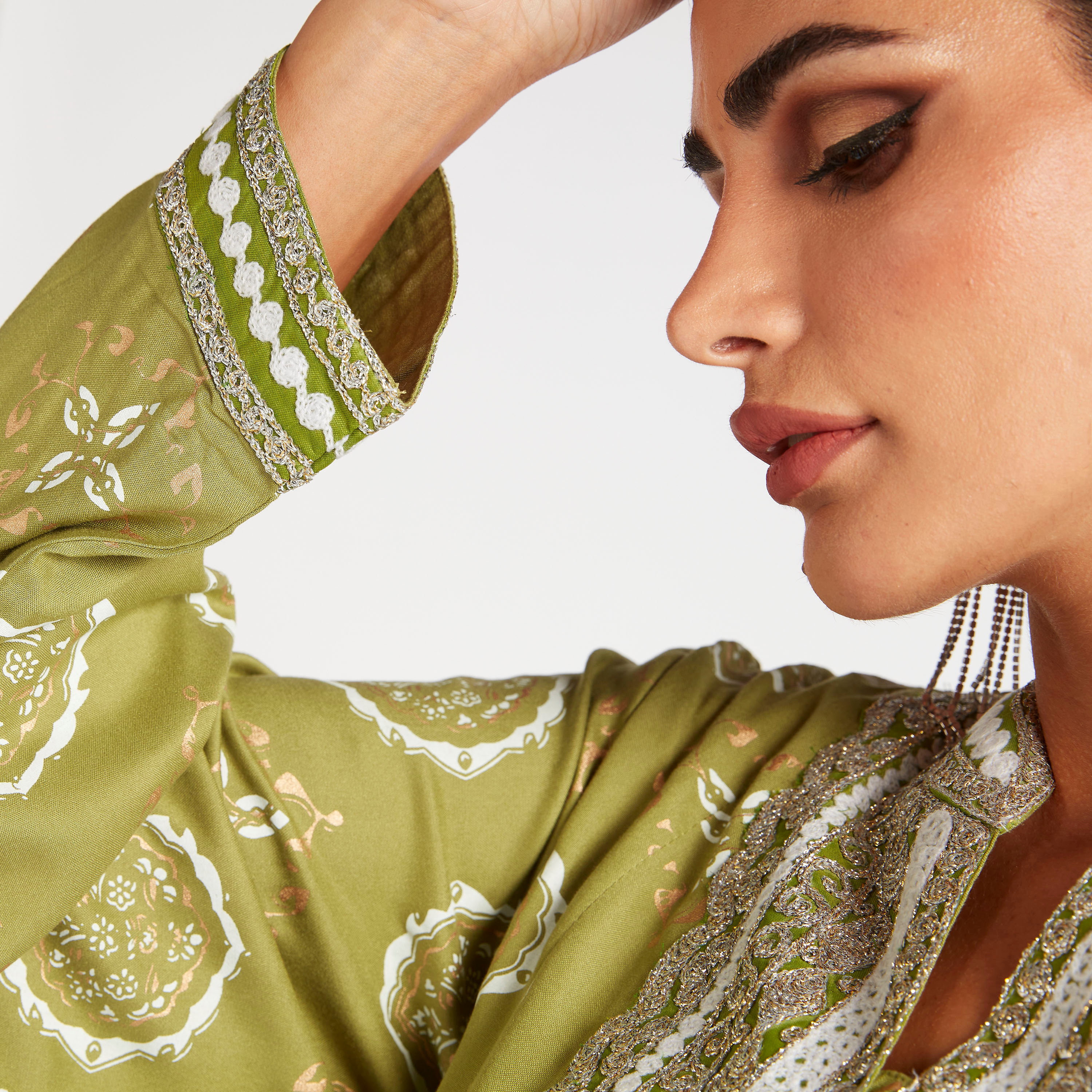 جلابية منقوشة بياقة مطرزة-women-arabicclothing-abayas-image-6
