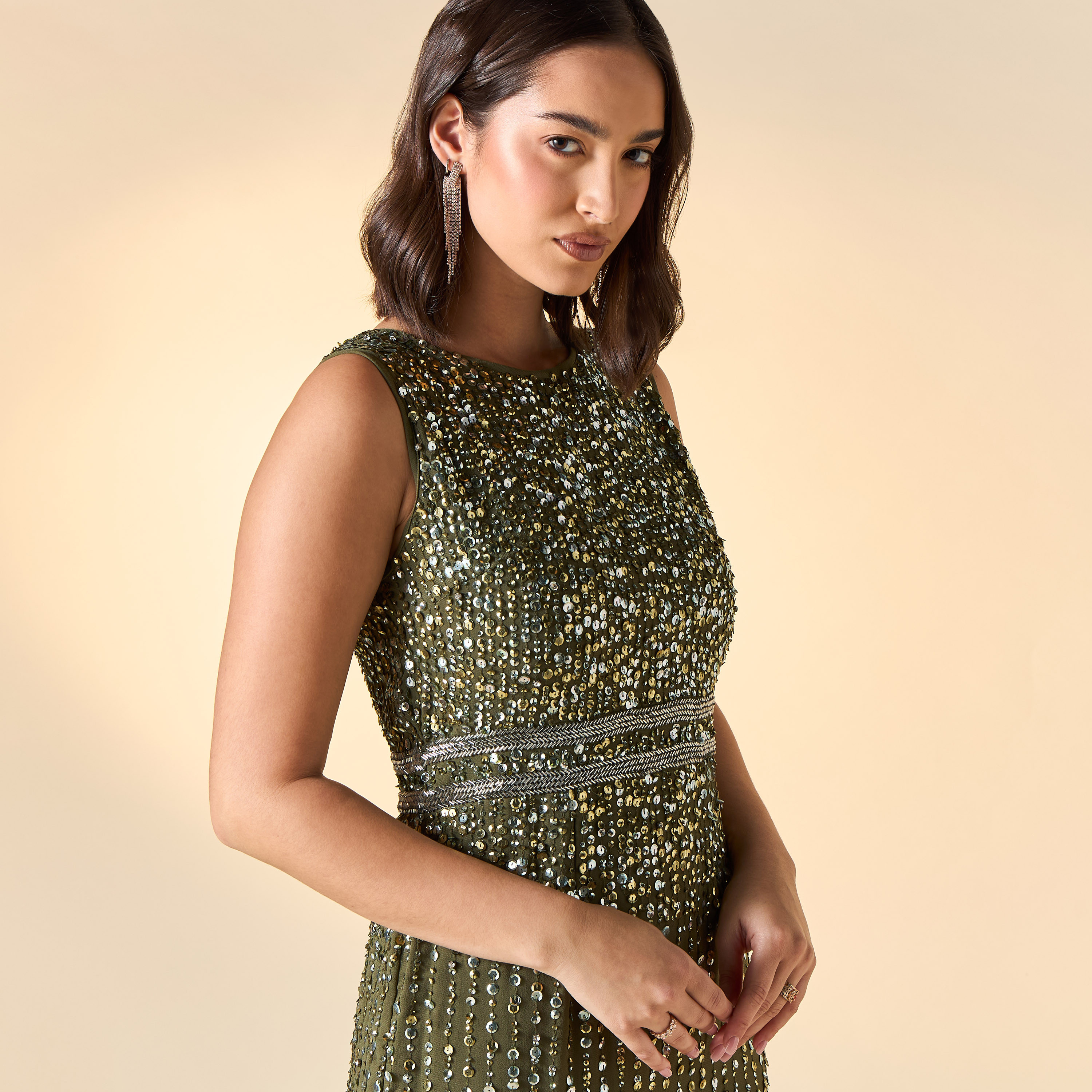 فستان دون أكمام مزيّن بِفتحة من أميليا روز-women-clothing-dresses-image-9