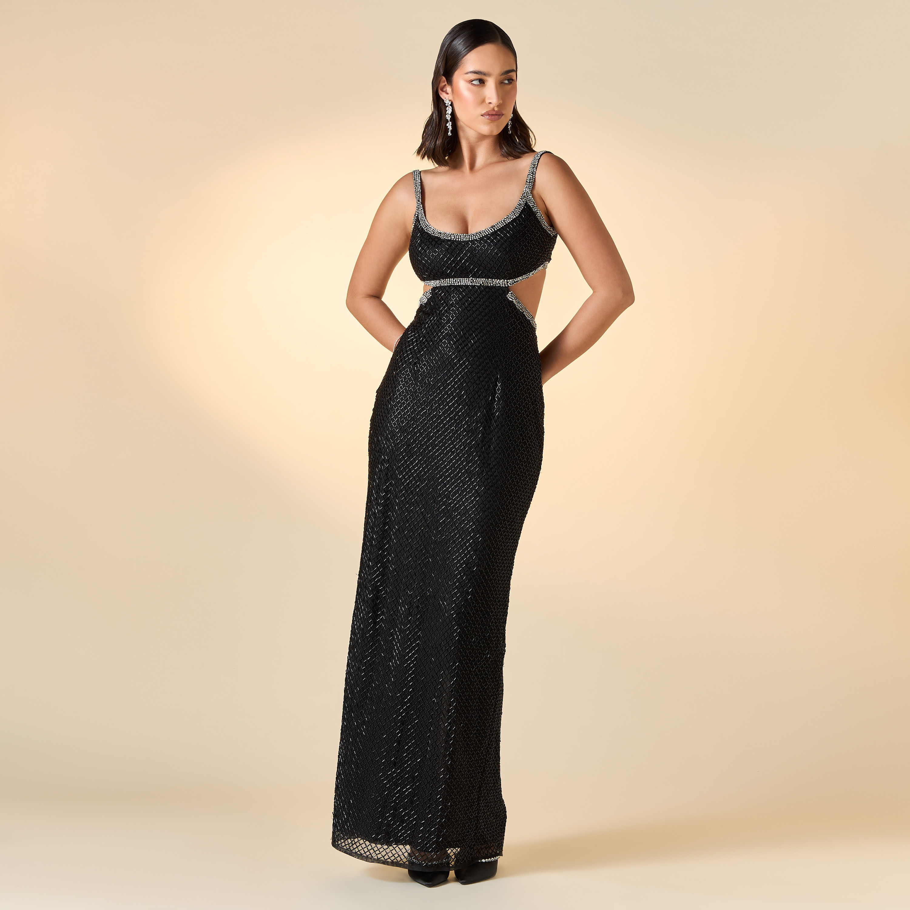 فستان ماكسي مزيّن بحمّالات وتفاصيل مفرغة من أميليا روز-women-clothing-dresses-image-1