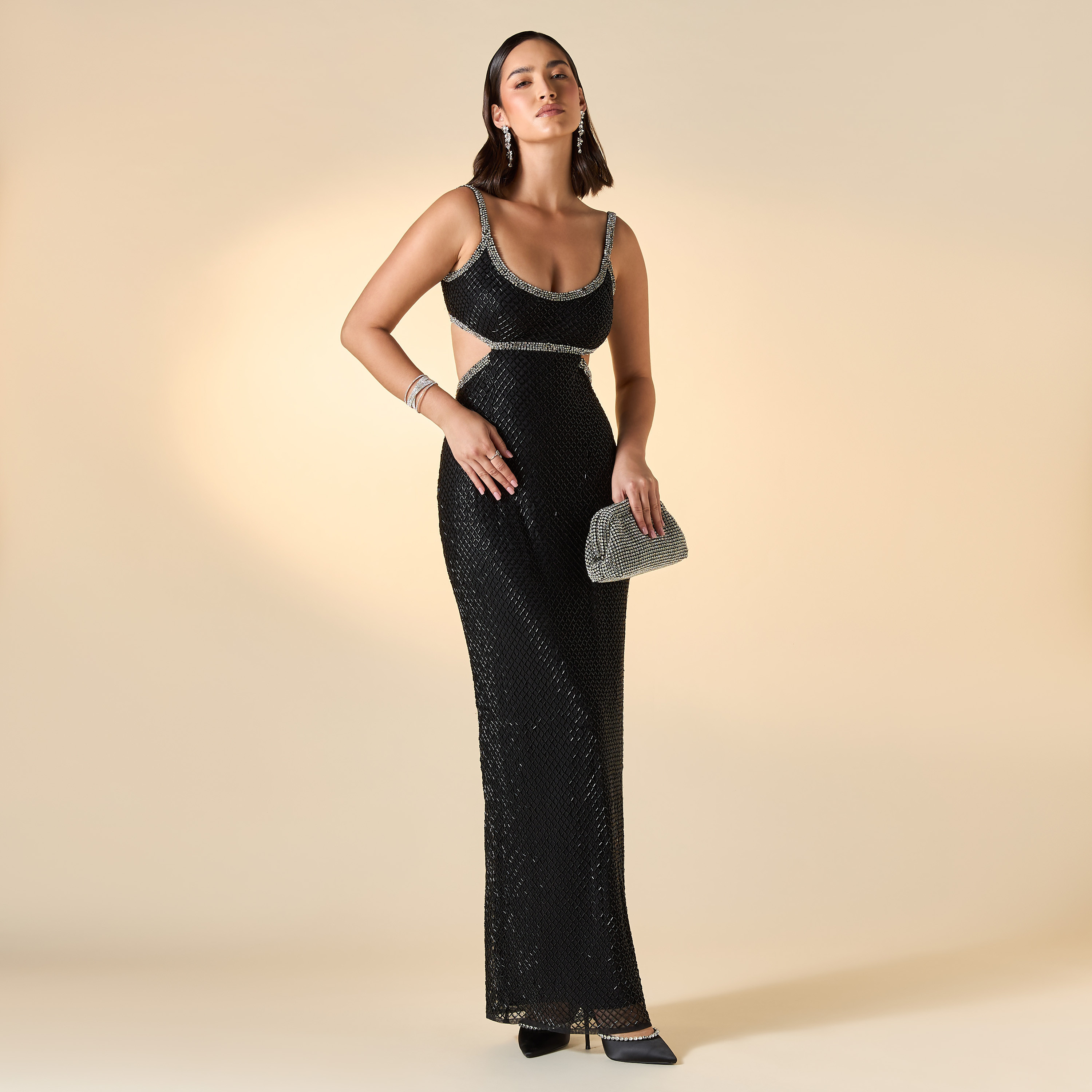 فستان ماكسي مزيّن بحمّالات وتفاصيل مفرغة من أميليا روز-women-clothing-dresses-image-3