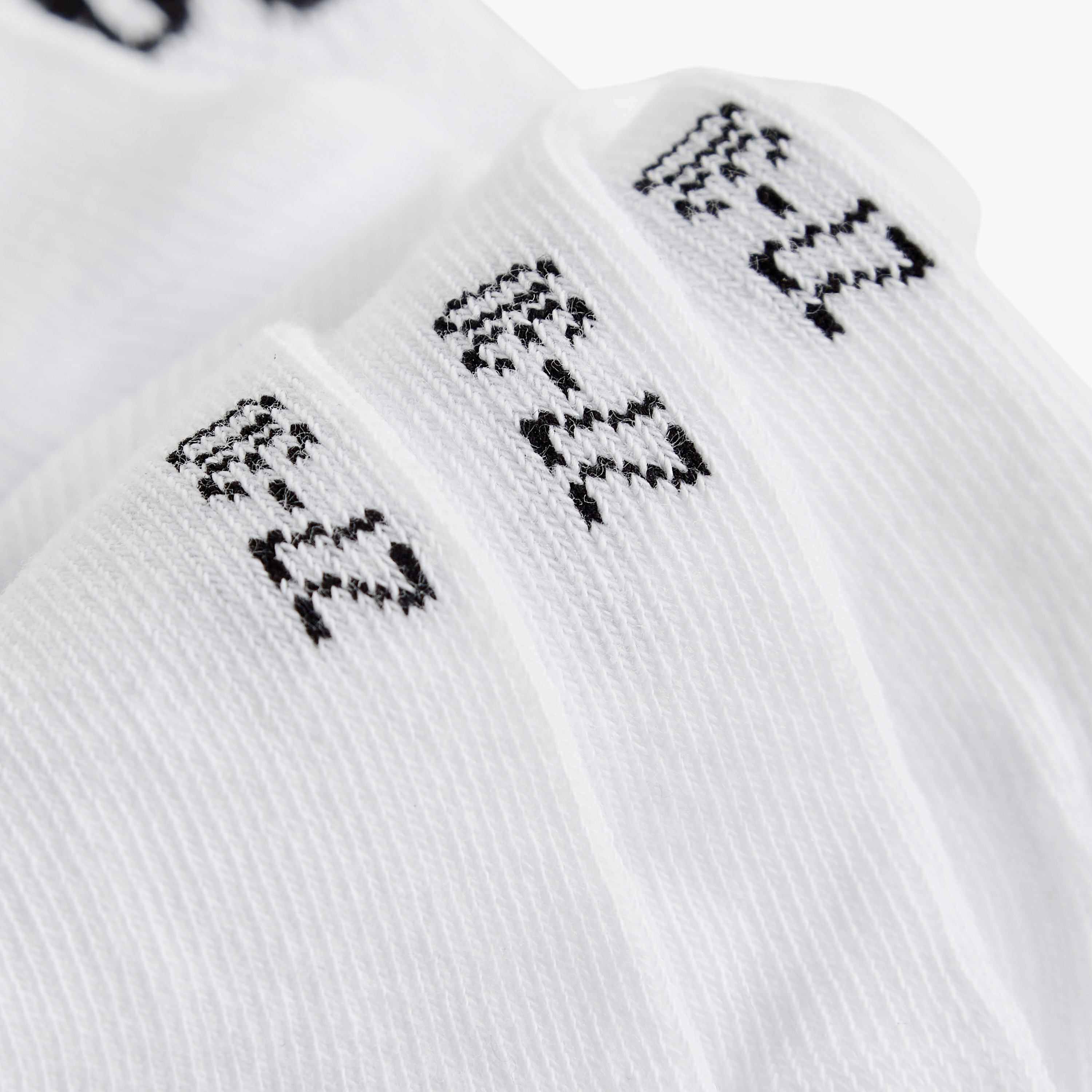طقم جوارب 3 أزواج بطول الكاحل وبتفاصيل شعار من بوما-sports-boys-accessories-image-4
