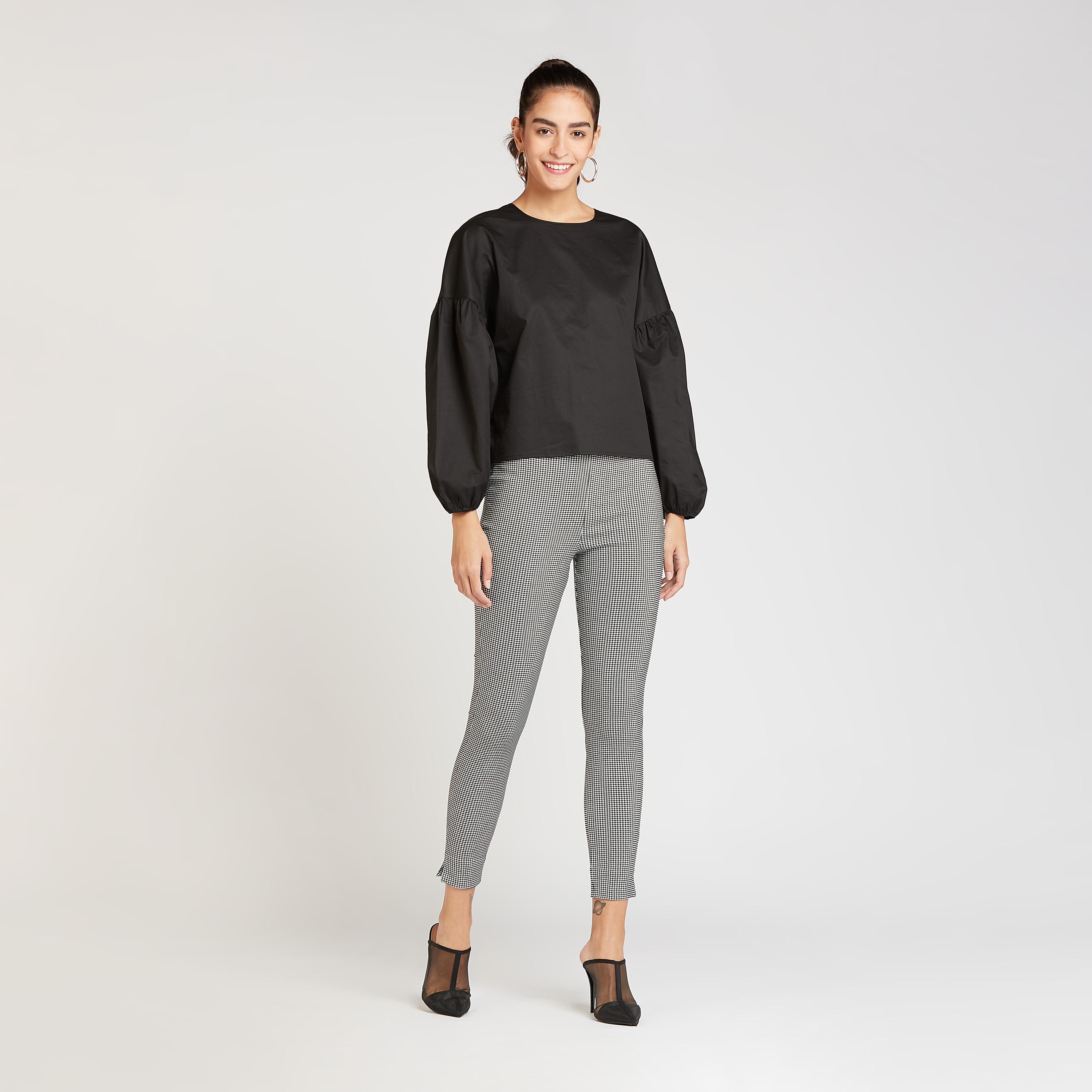بنطلون قصير سليم  بخصر مطاطي متوسط الارتفاع وطبعات-women-clothing-trousers-image-2