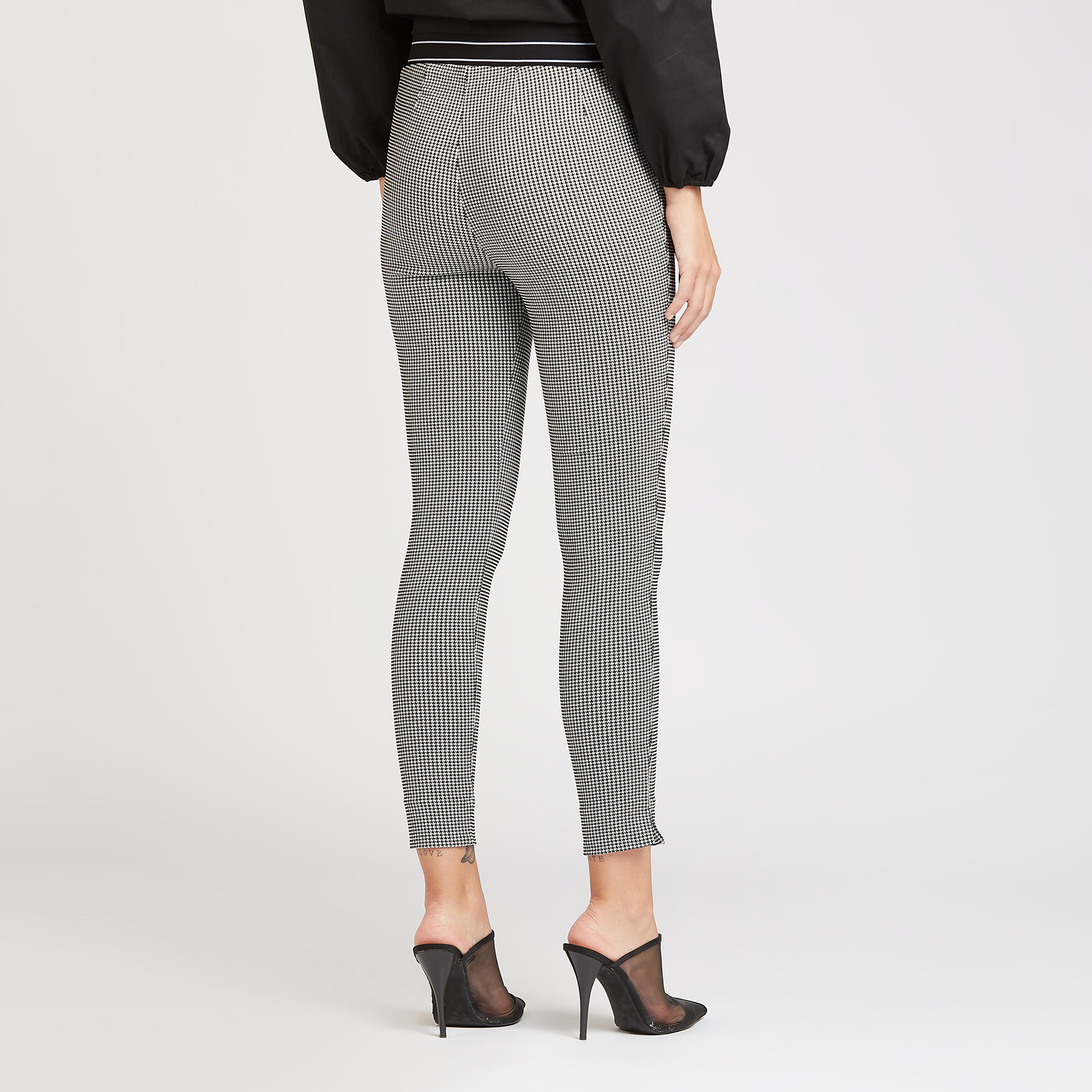 بنطلون قصير سليم  بخصر مطاطي متوسط الارتفاع وطبعات-women-clothing-trousers-image-4