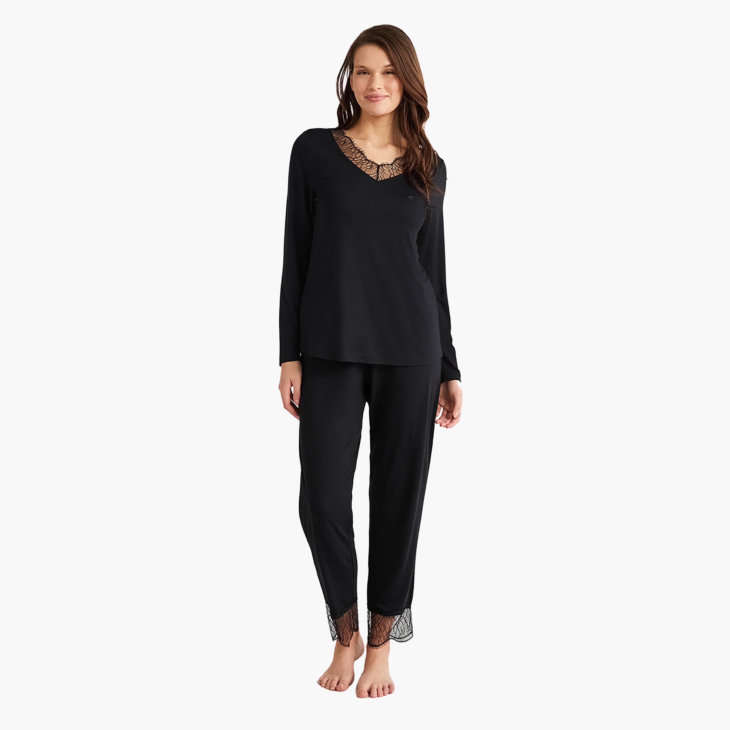 طقم بيجامة مع تي شيرت بفتحة رقبة V وتفاصيل دانتيل وبيجامة نسائية من بيني موود-women-clothing-nightwear-pyjamas-longsets-image-1