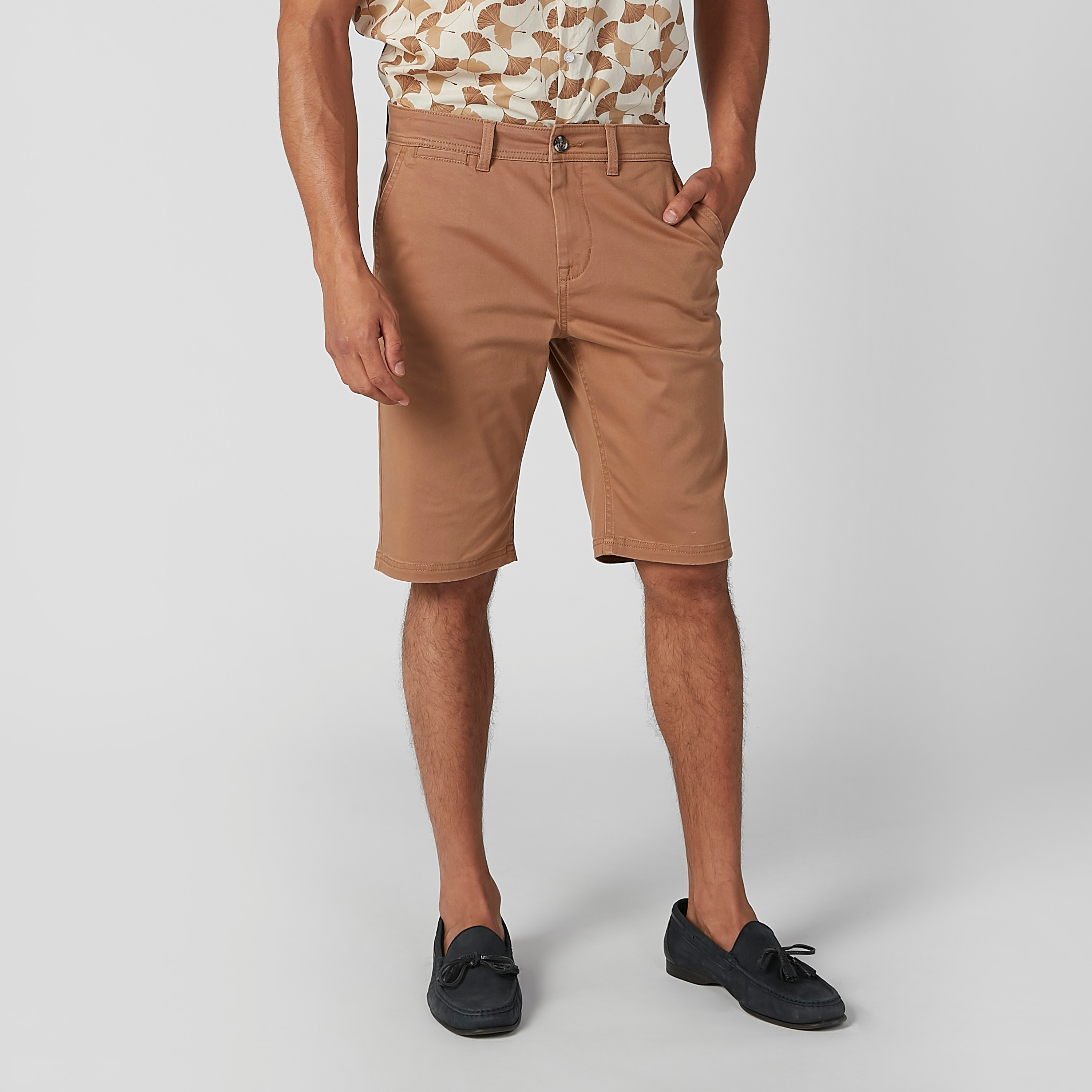 شورت مستدام سليم سادة بخصر متوسط الارتفاع وجيوب -men-clothing-bottoms-shorts-image-1