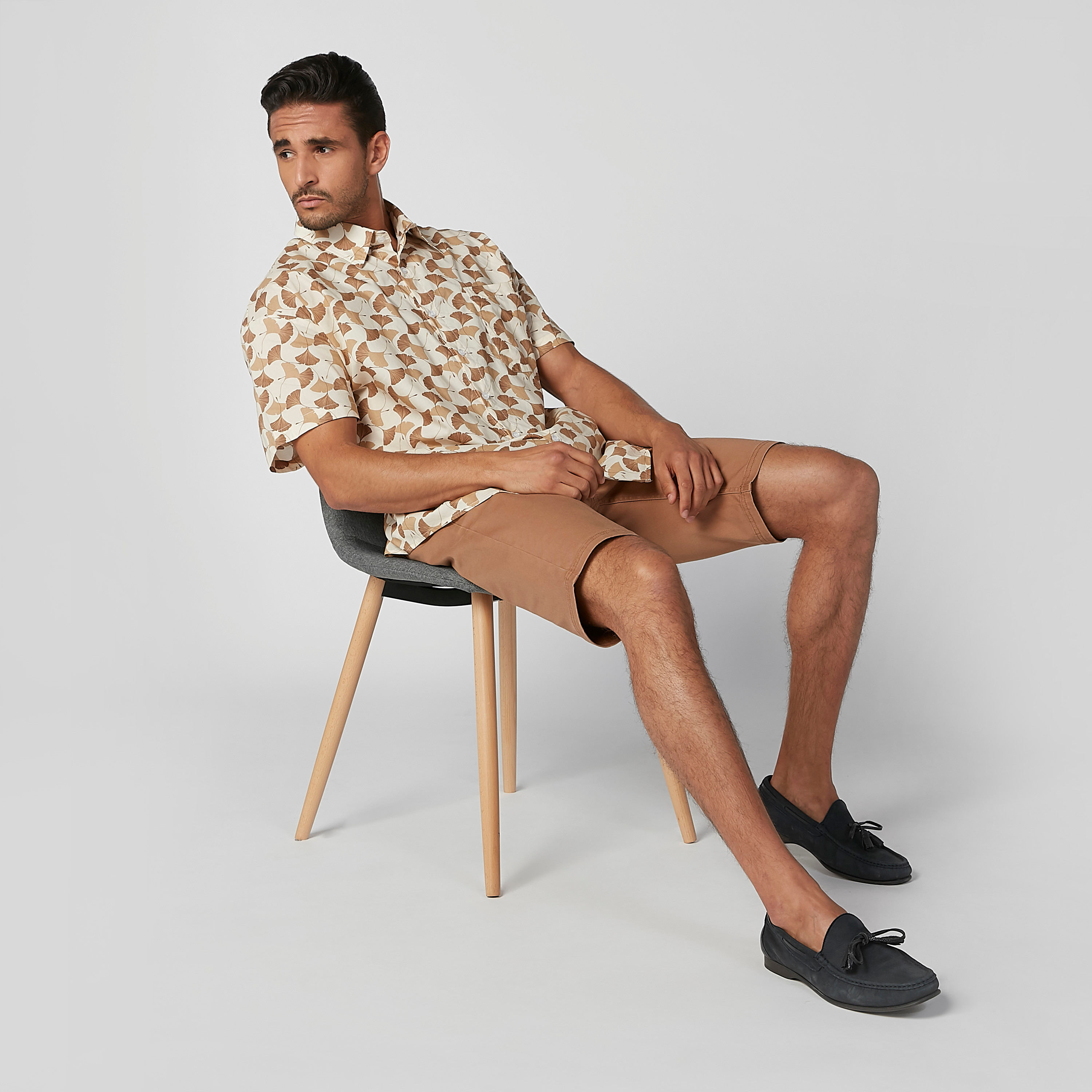 شورت مستدام سليم سادة بخصر متوسط الارتفاع وجيوب -men-clothing-bottoms-shorts-image-2