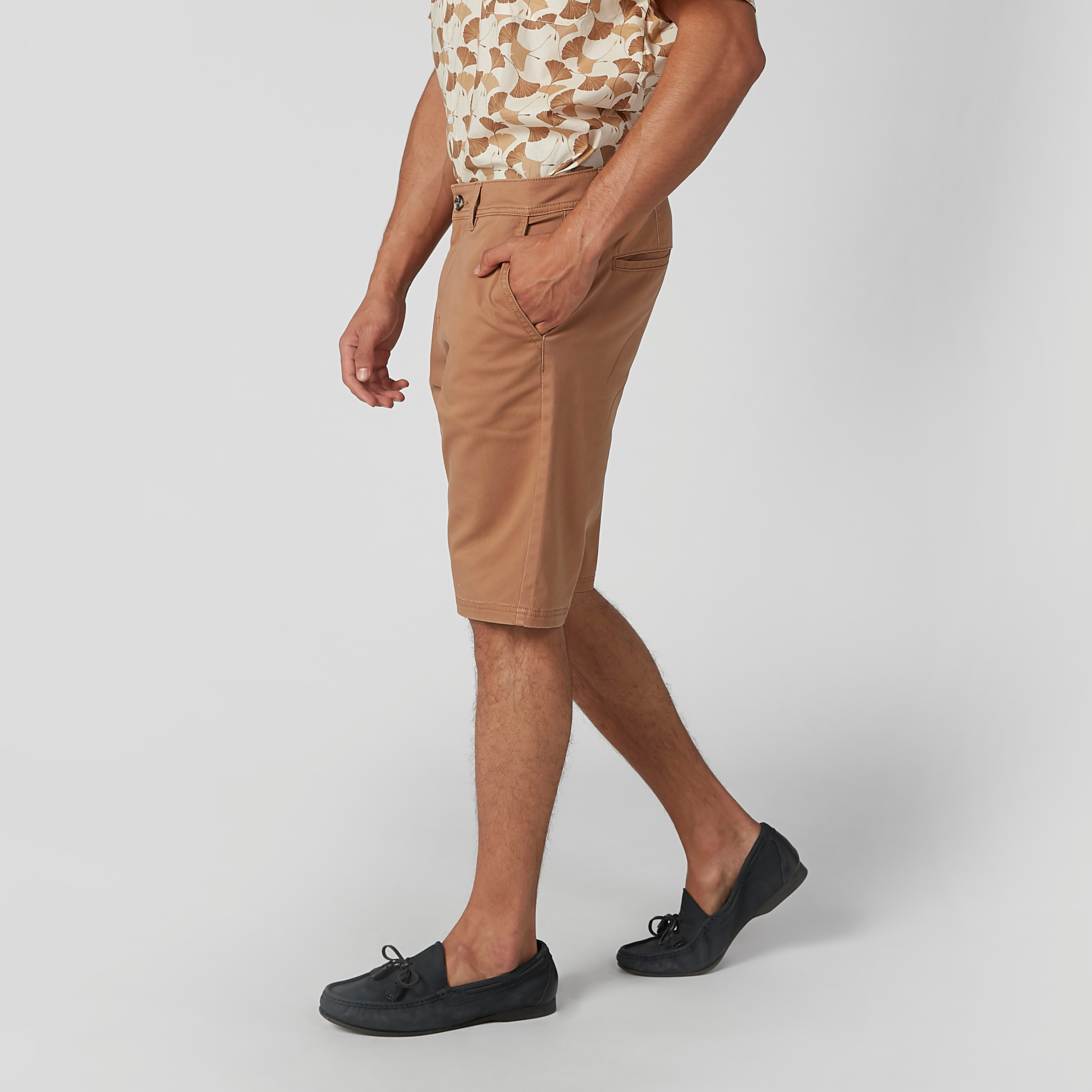 شورت مستدام سليم سادة بخصر متوسط الارتفاع وجيوب -men-clothing-bottoms-shorts-image-3