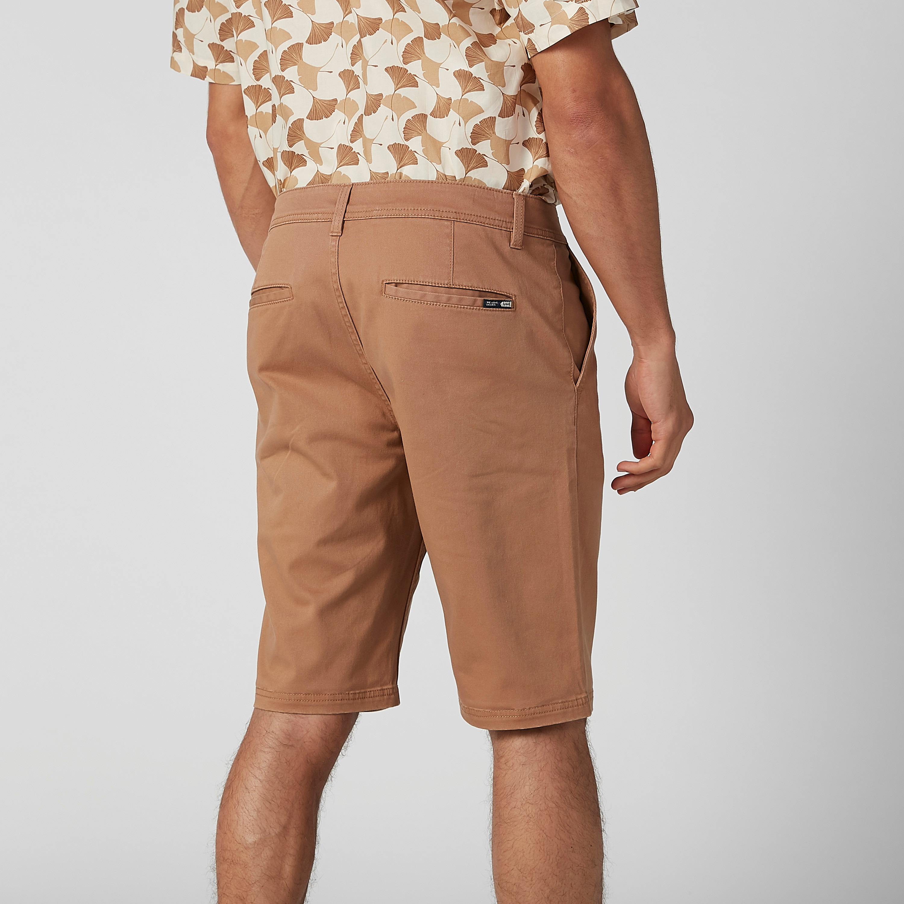 شورت مستدام سليم سادة بخصر متوسط الارتفاع وجيوب -men-clothing-bottoms-shorts-image-4