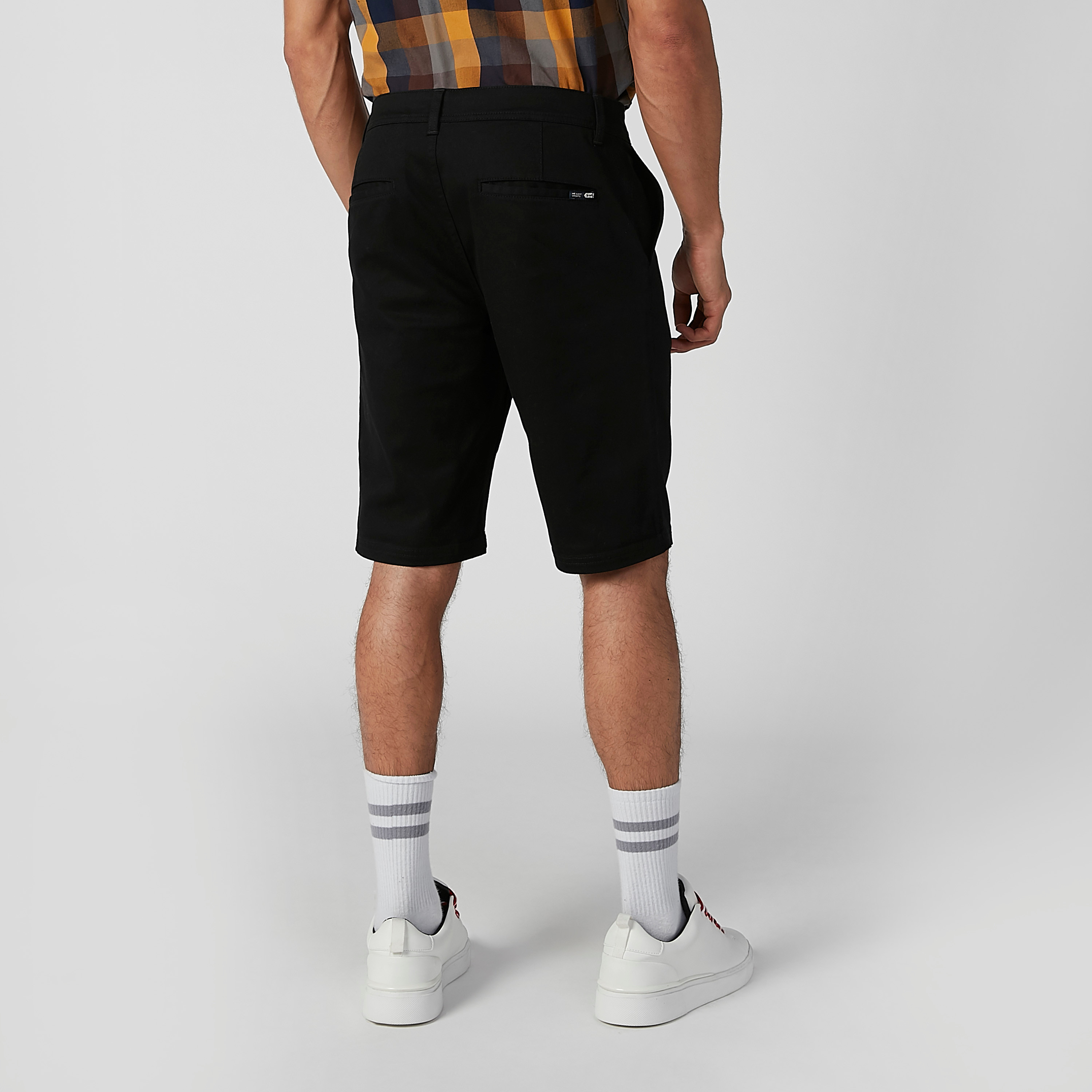 شورت مستدام سليم سادة بخصر متوسط الارتفاع وجيوب -men-clothing-bottoms-shorts-image-13