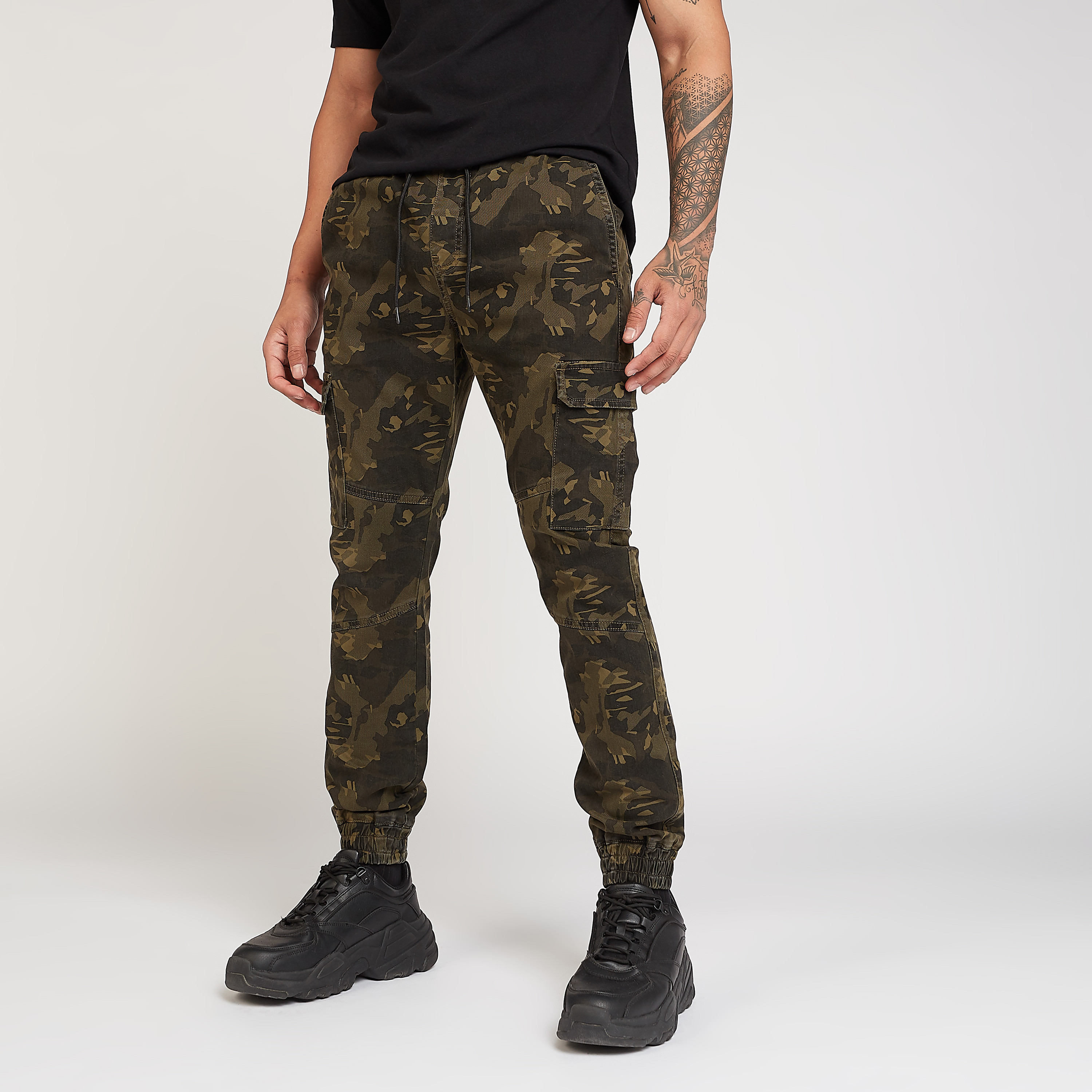 بنطلون كارجو برباط إغلاق وجيب وطبعات مموهة-men-clothing-trousersandchinos-trousers-image-1
