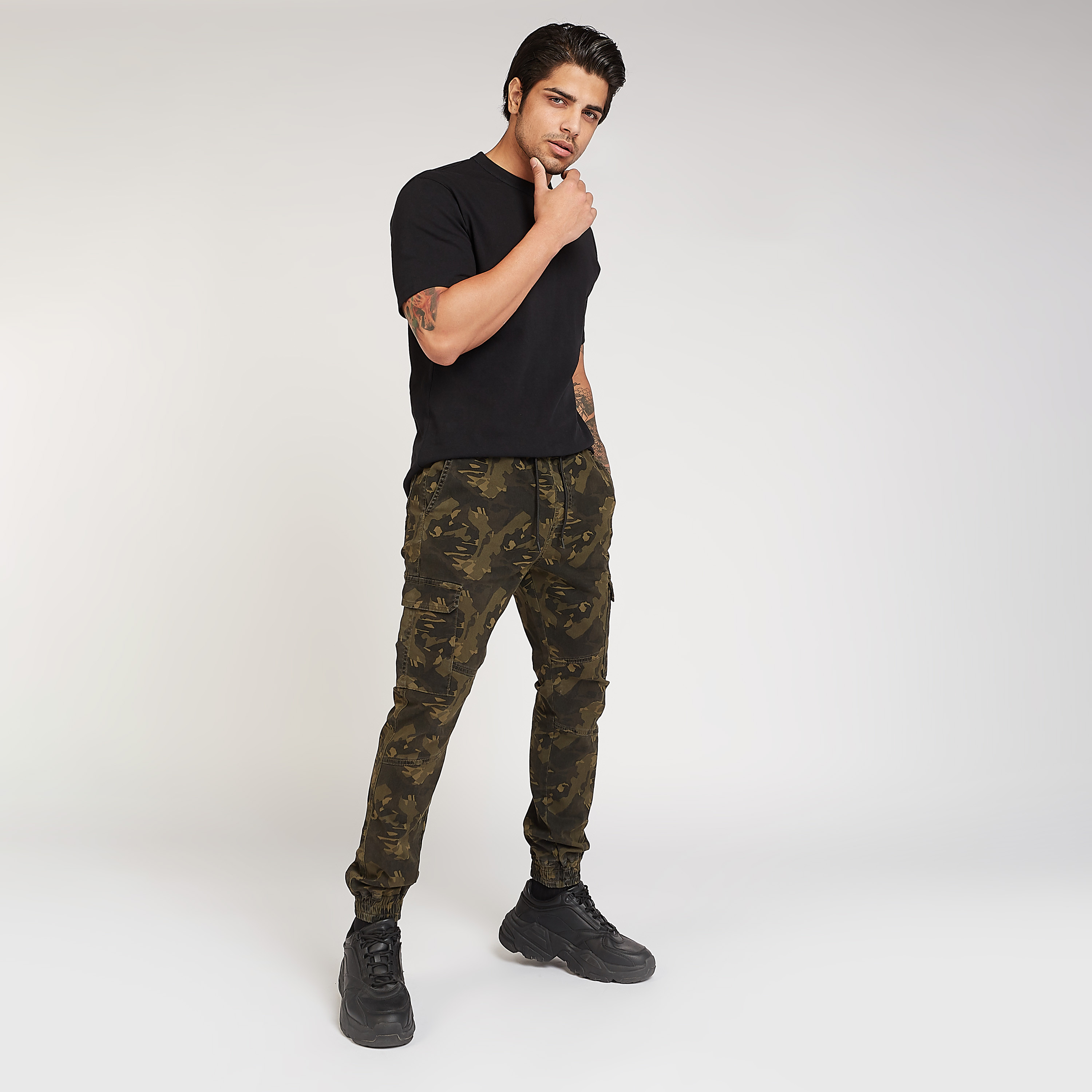 بنطلون كارجو برباط إغلاق وجيب وطبعات مموهة-men-clothing-trousersandchinos-trousers-image-2