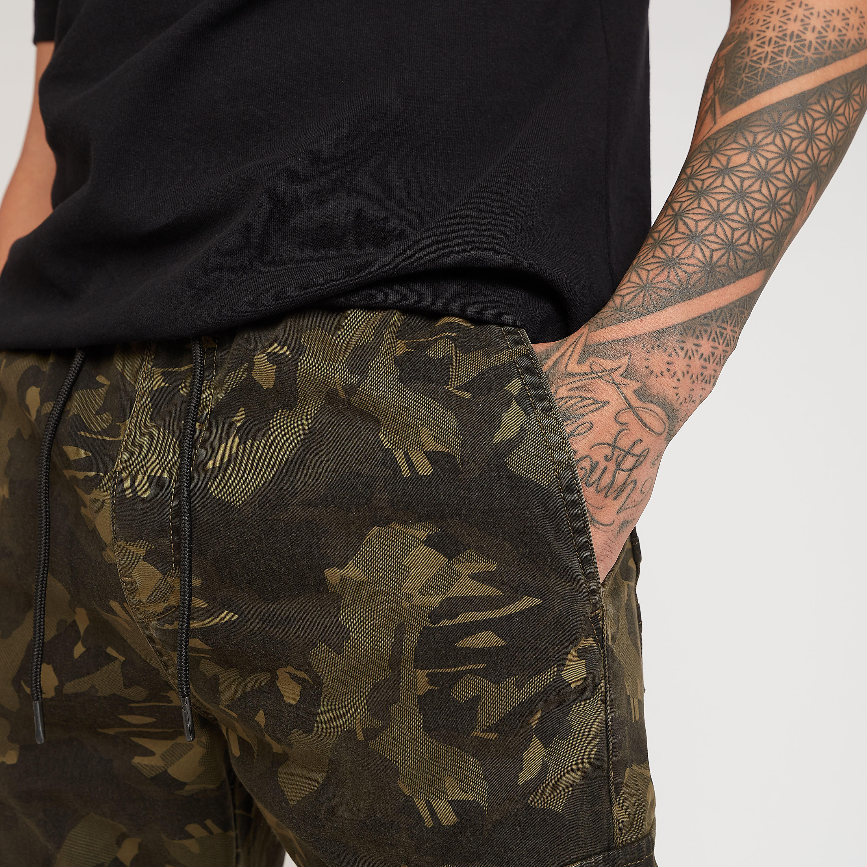 بنطلون كارجو برباط إغلاق وجيب وطبعات مموهة-men-clothing-trousersandchinos-trousers-image-3