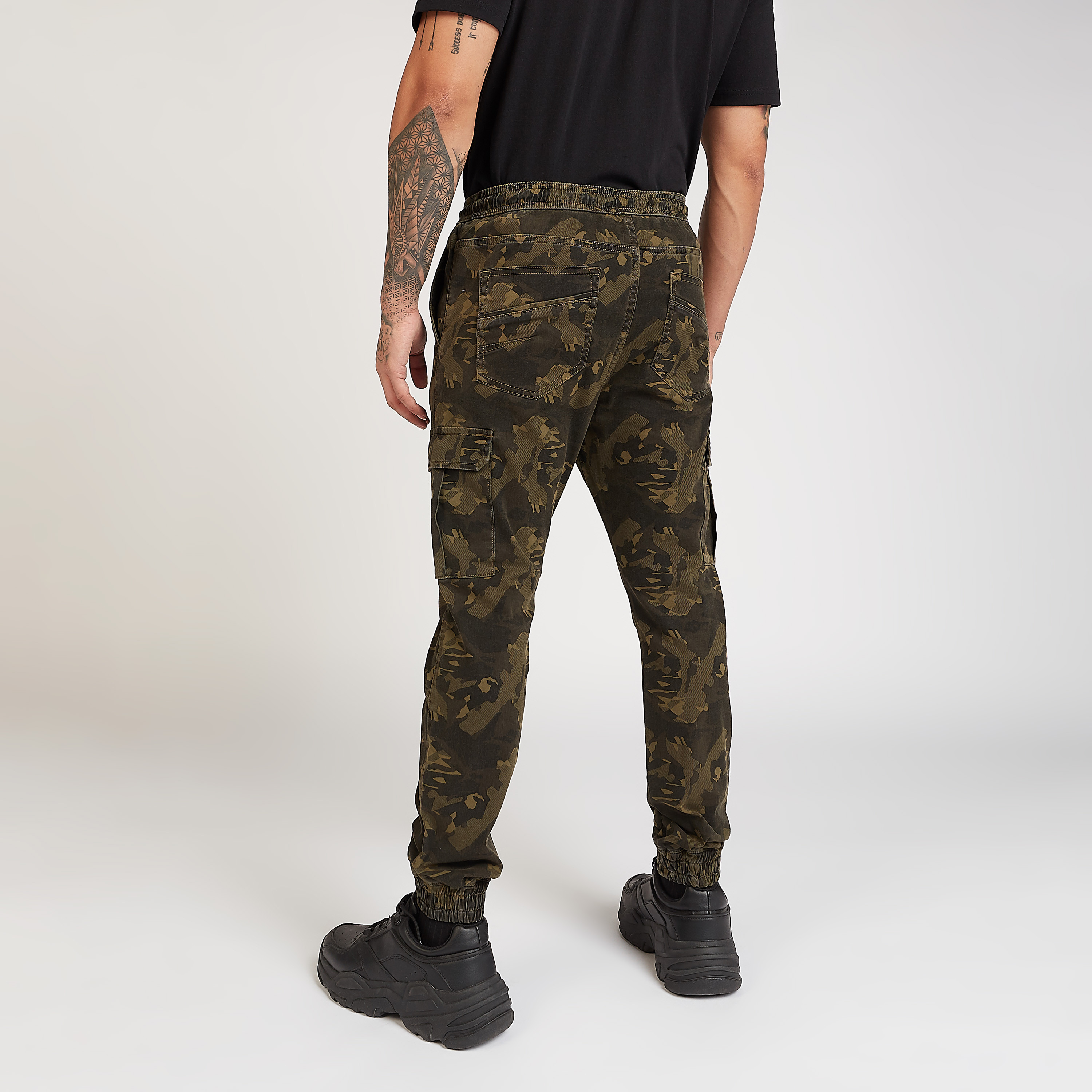 بنطلون كارجو برباط إغلاق وجيب وطبعات مموهة-men-clothing-trousersandchinos-trousers-image-4