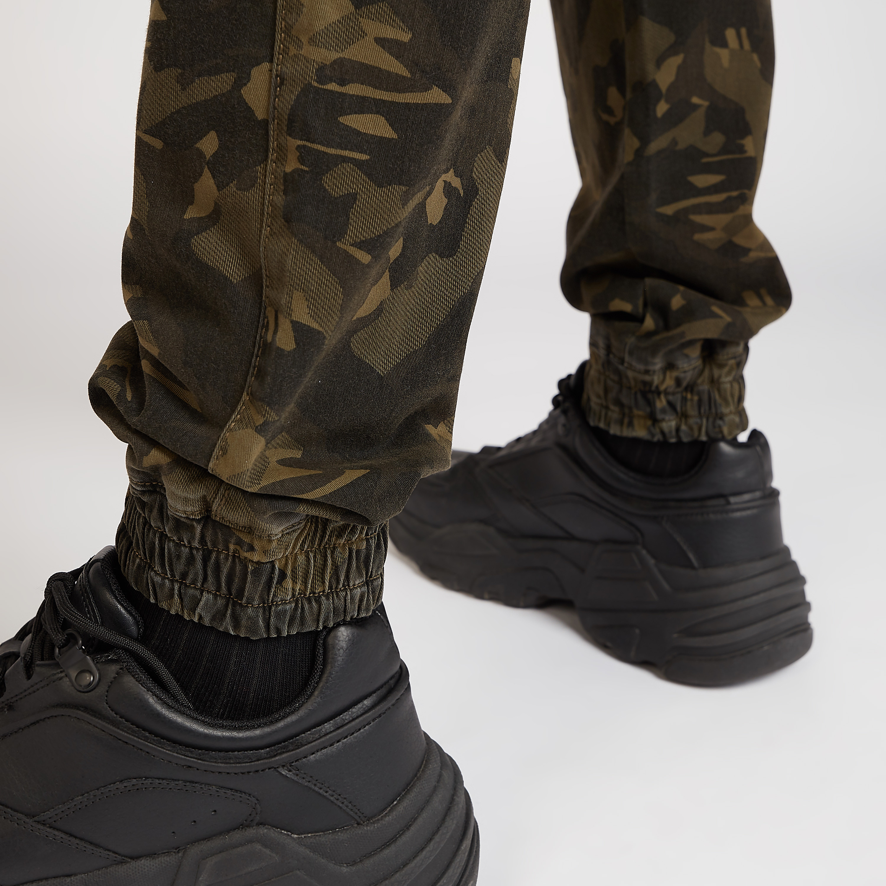 بنطلون كارجو برباط إغلاق وجيب وطبعات مموهة-men-clothing-trousersandchinos-trousers-image-6