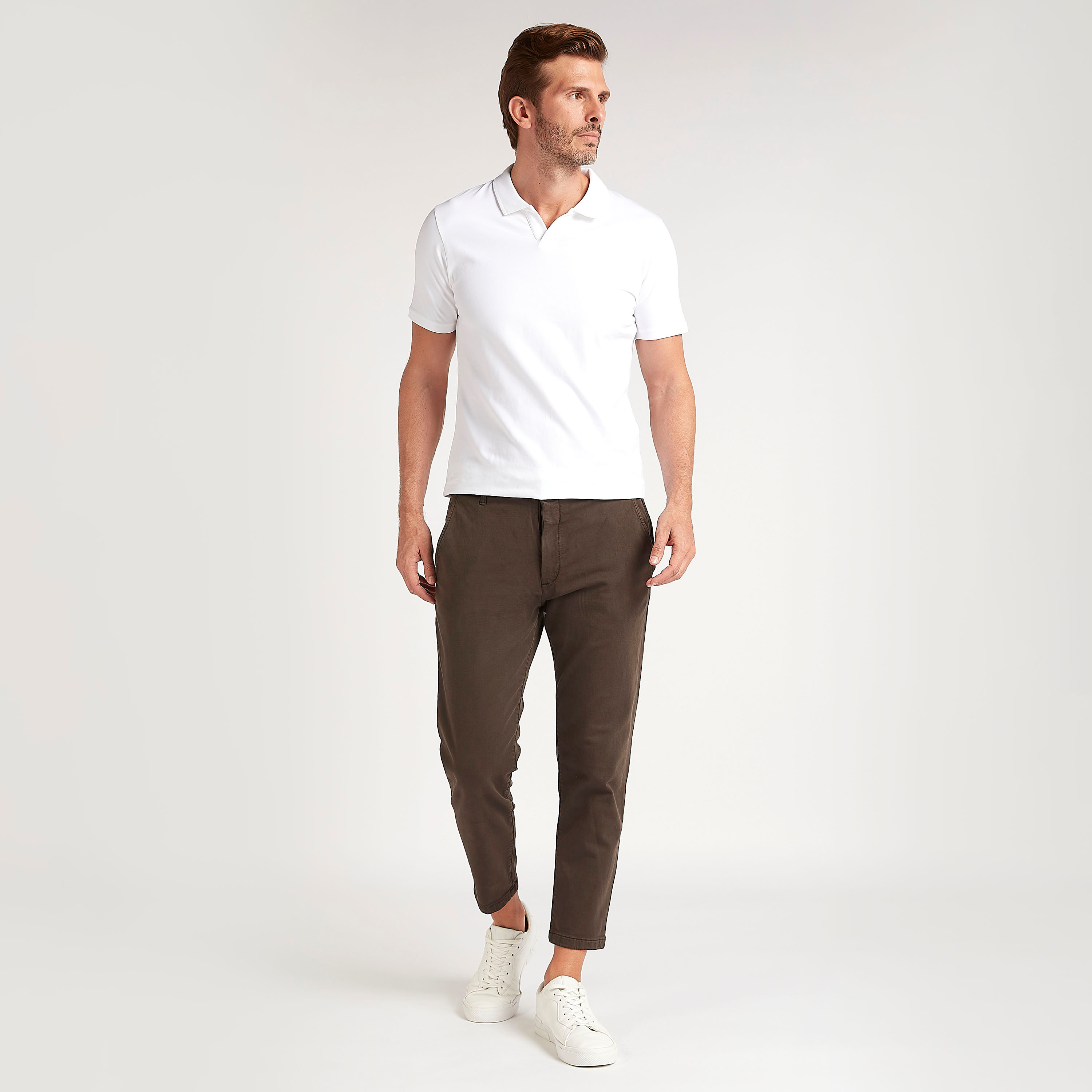 بنطلون رياضي سادة بقصة سكيني وخصر متوسط الارتفاع وجيوب بسحاب-men-clothing-bottoms-trousersandchinos-chinos-image-2