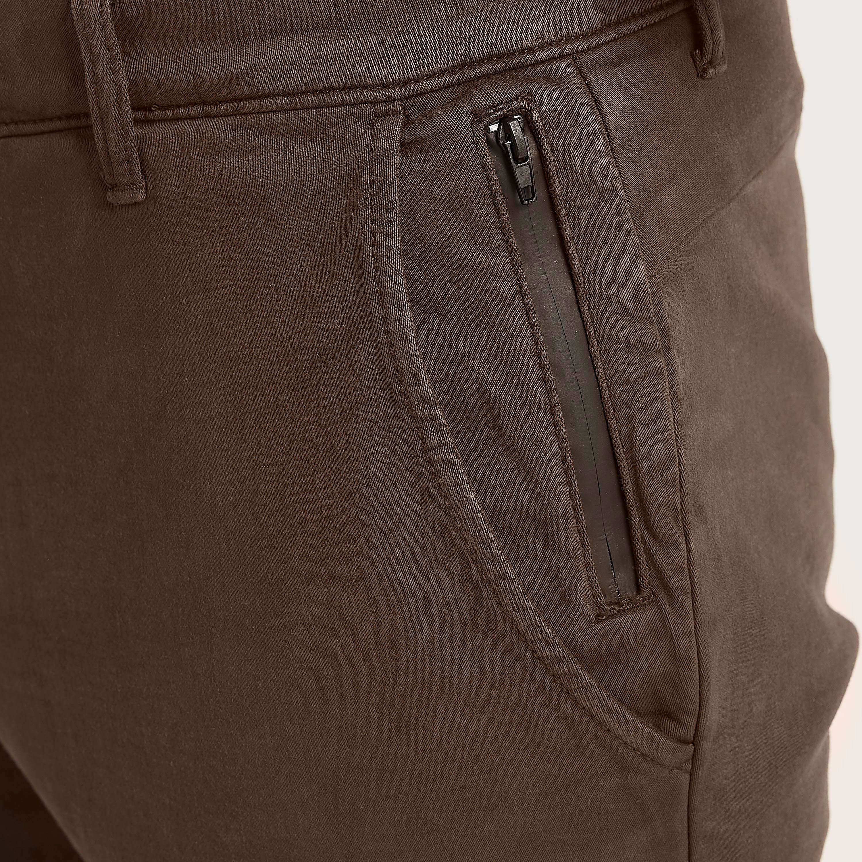 بنطلون رياضي سادة بقصة سكيني وخصر متوسط الارتفاع وجيوب بسحاب-men-clothing-bottoms-trousersandchinos-chinos-image-4