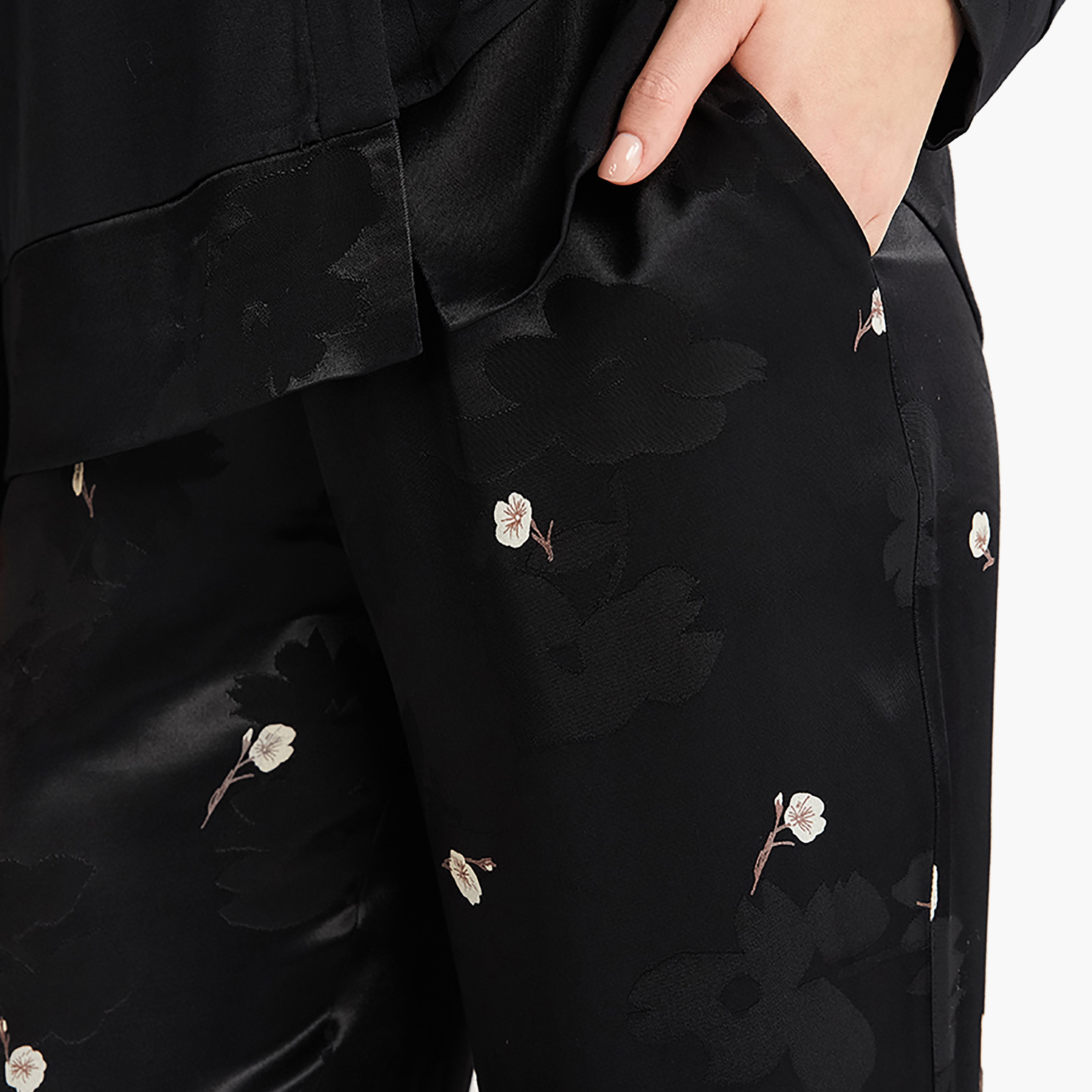 طقم بيجامة مع قميص داخلي بفتحة رقبة V مزين بالزهور وبيجامة نسائية من بيني موود-women-clothing-nightwear-pyjamas-longsets-image-5