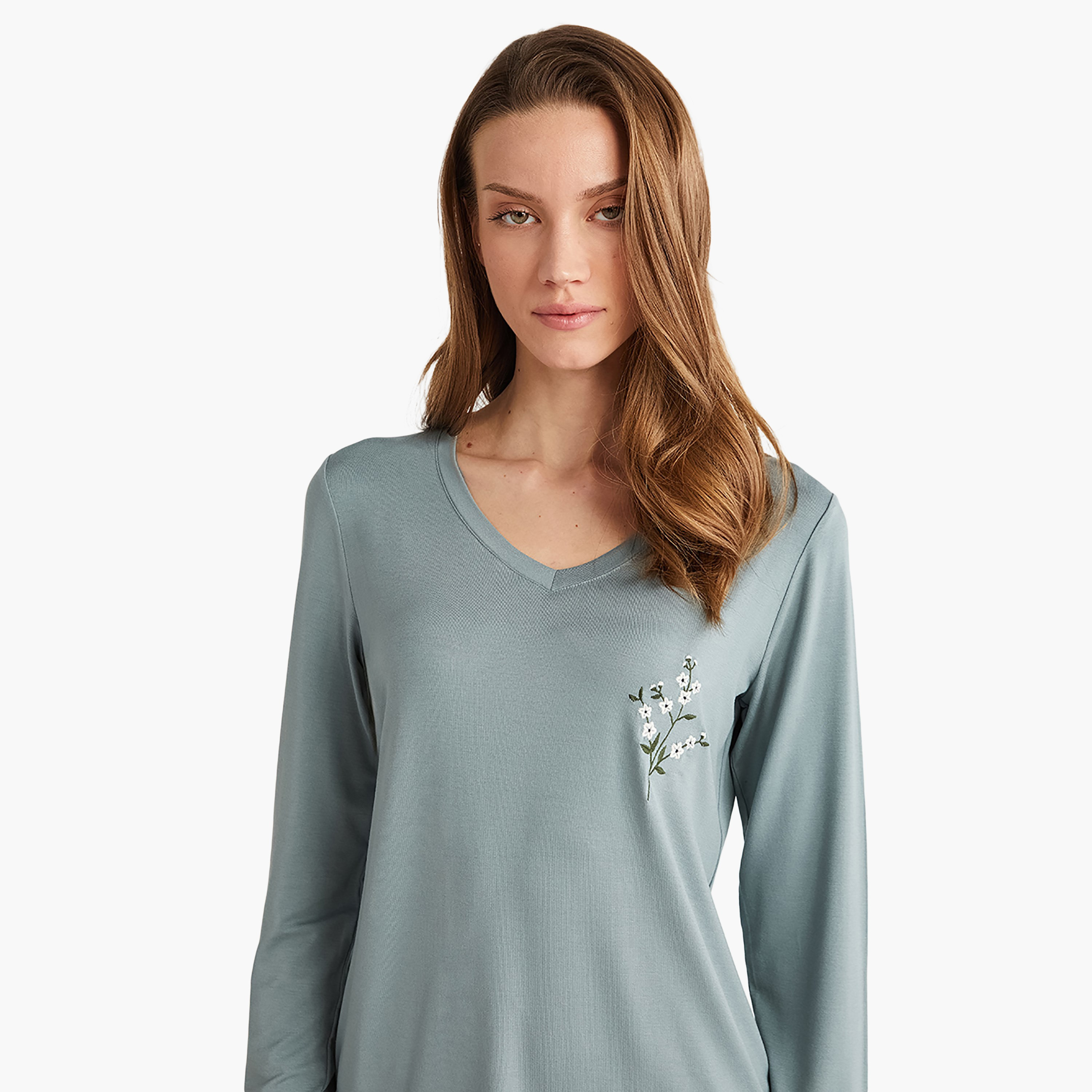 طقم بيجامة مع تي شيرت مطرز بالزهور وفتحة رقبة V وبيجامة نسائية من بيني موود-women-clothing-nightwear-pyjamas-longsets-image-2