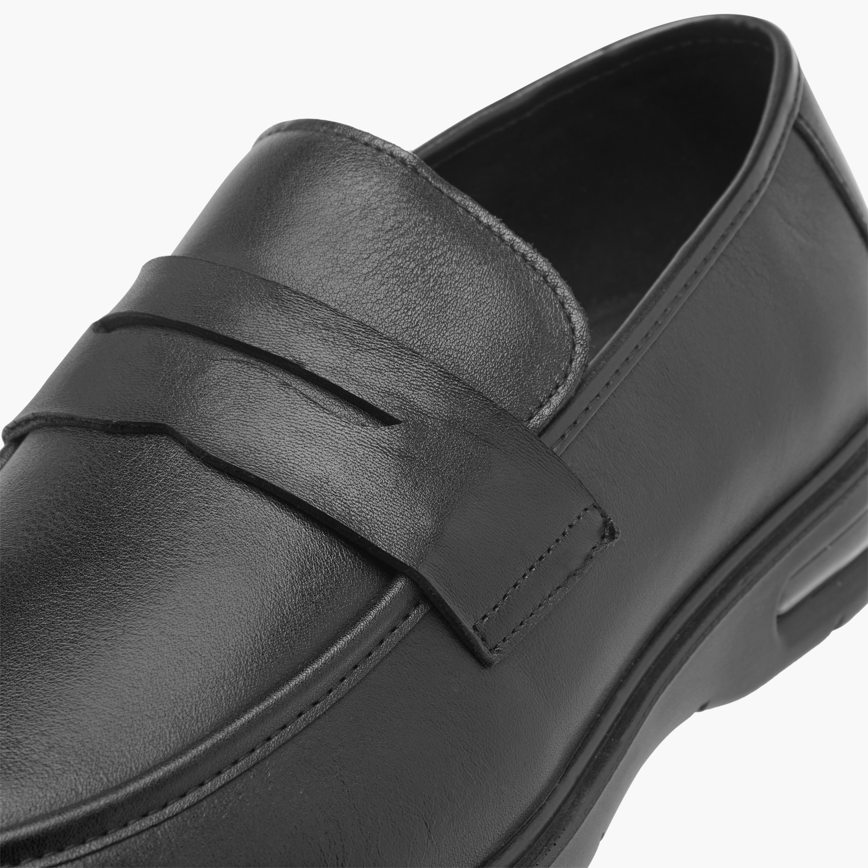 حذاء سهل الارتداء جلد بتفاصيل مفرغة من لو كونفورت-men-shoes-formalshoes-image-4