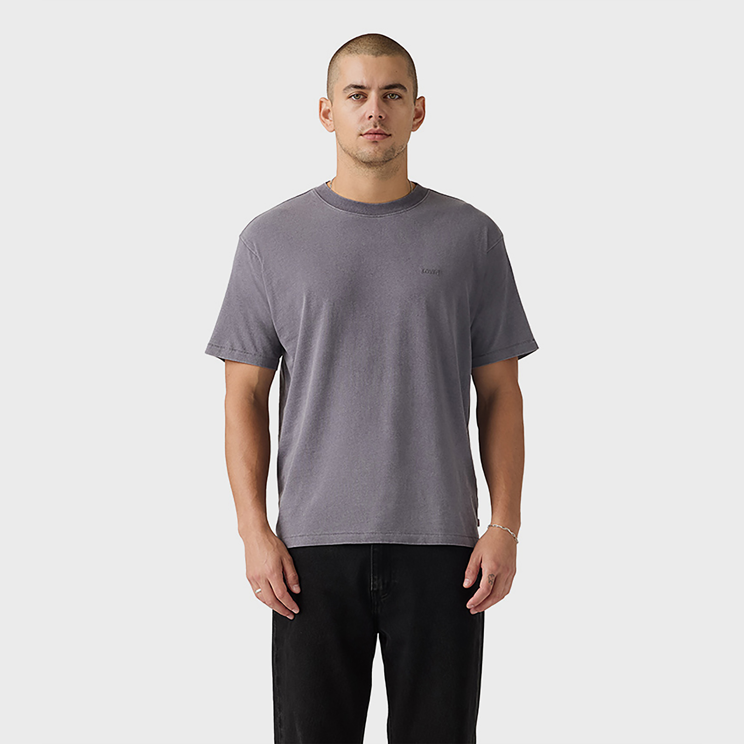 تي شيرت رجالي سادة بياقة دائرية وأكمام قصيرة من ليفايس-men-clothing-tshirtsandpolos-tshirts-image-1