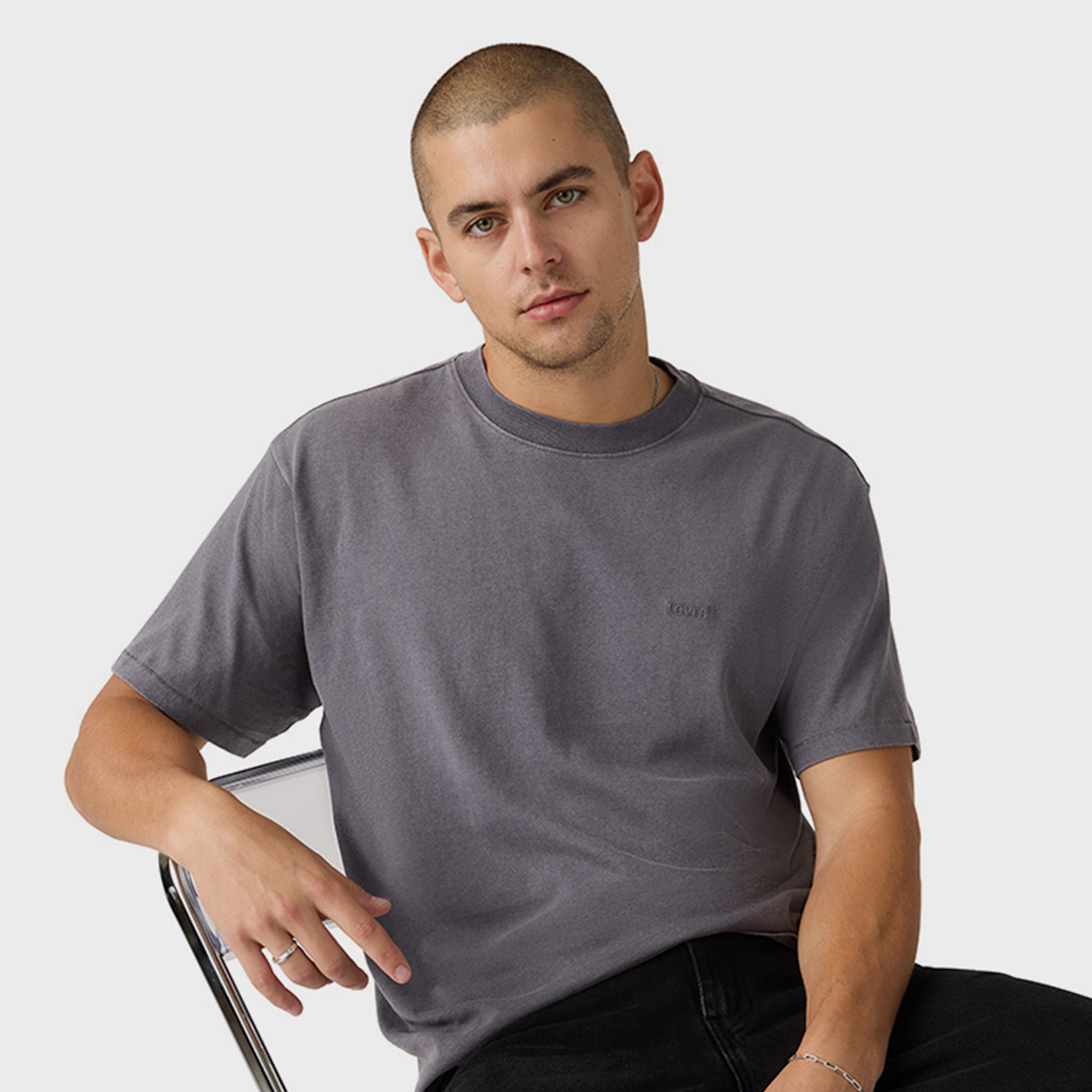 تي شيرت رجالي سادة بياقة دائرية وأكمام قصيرة من ليفايس-men-clothing-tshirtsandpolos-tshirts-image-2