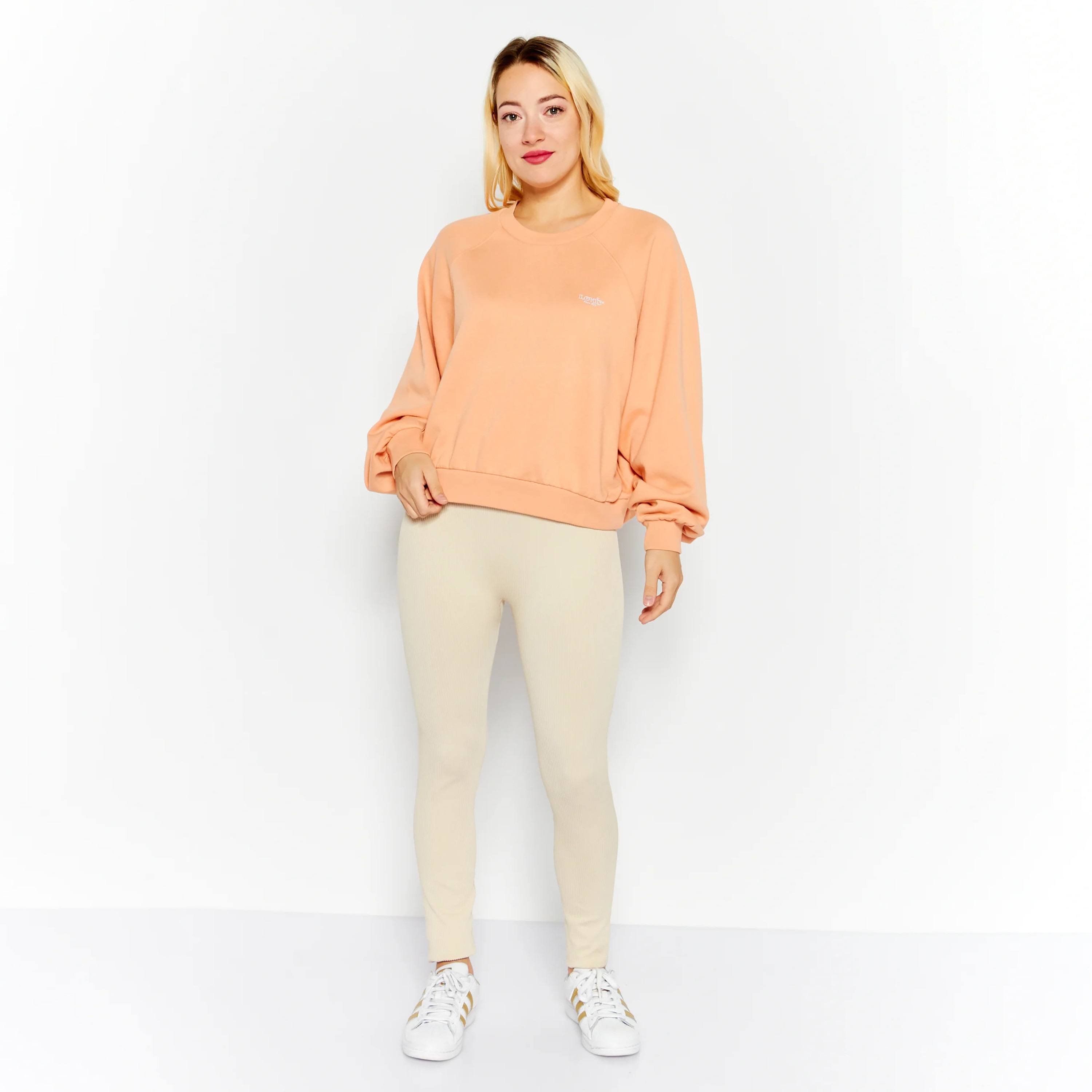 سويت شيرت نسائي من Levi's من القطن باللون الخوخي بأكمام راغلان-women-clothing-hoodiesandsweatshirts-sweatshirts-image-2