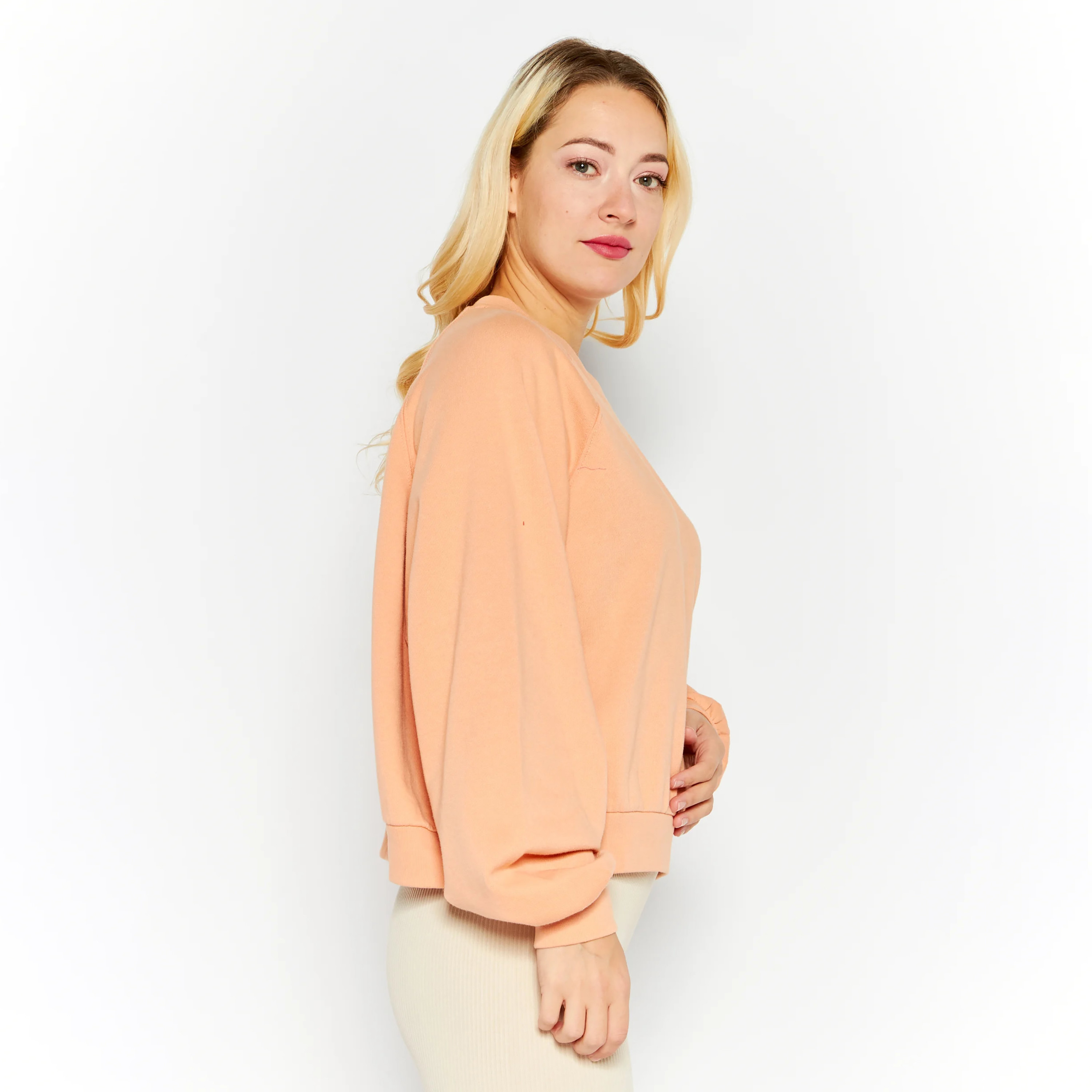 سويت شيرت نسائي من Levi's من القطن باللون الخوخي بأكمام راغلان-women-clothing-hoodiesandsweatshirts-sweatshirts-image-3