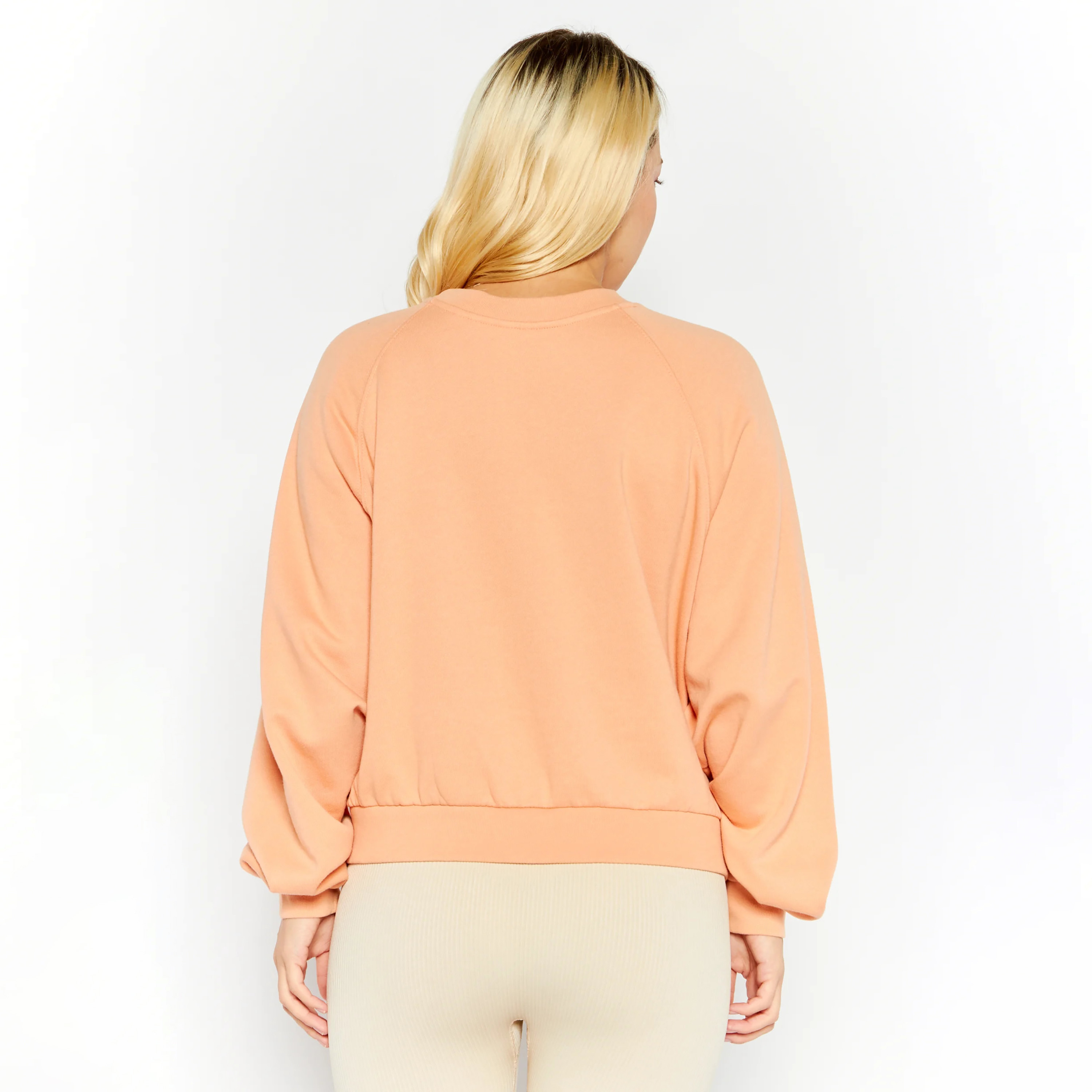 سويت شيرت نسائي من Levi's من القطن باللون الخوخي بأكمام راغلان-women-clothing-hoodiesandsweatshirts-sweatshirts-image-4
